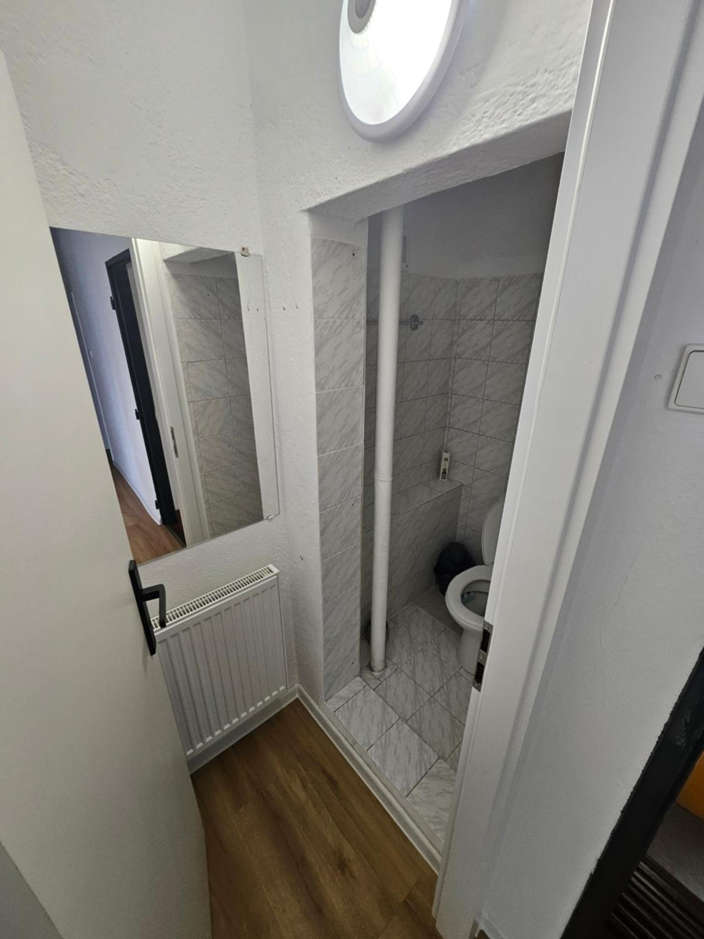 Six-Bedroom House photo 3