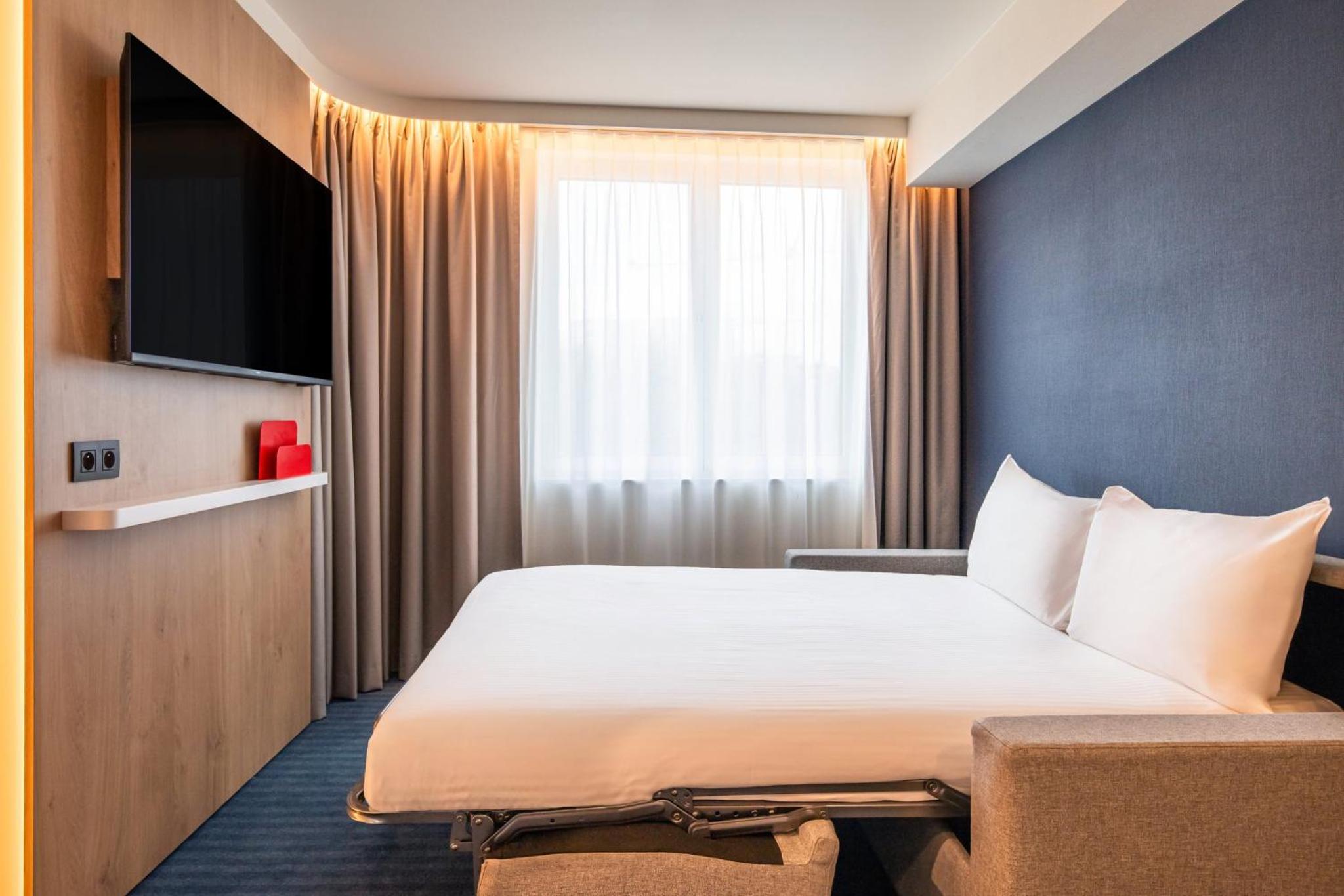 Queen Suite with Kitchenette and Sofa Bed - Photo 3