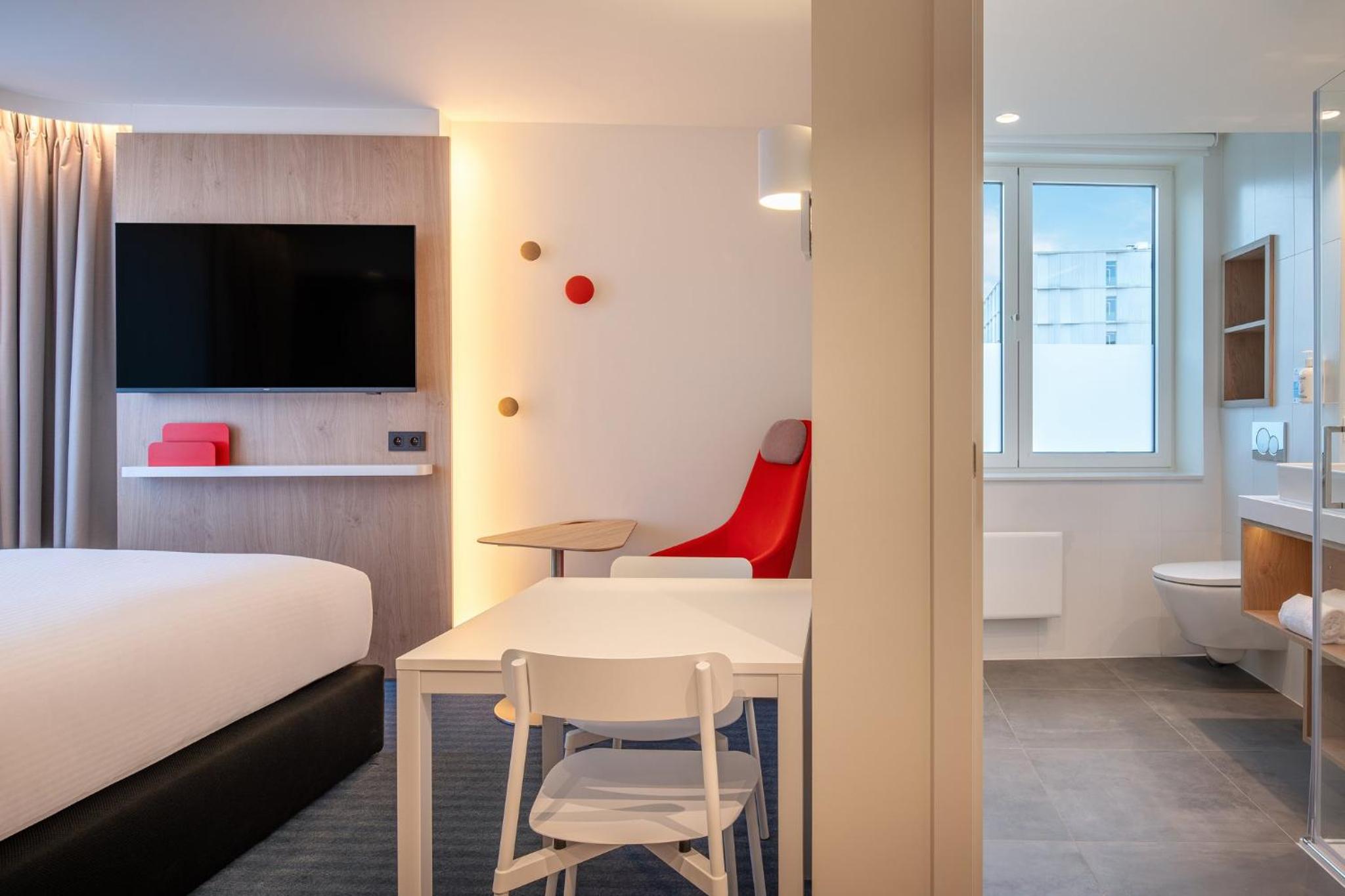 Queen Suite with Kitchenette - Photo 2
