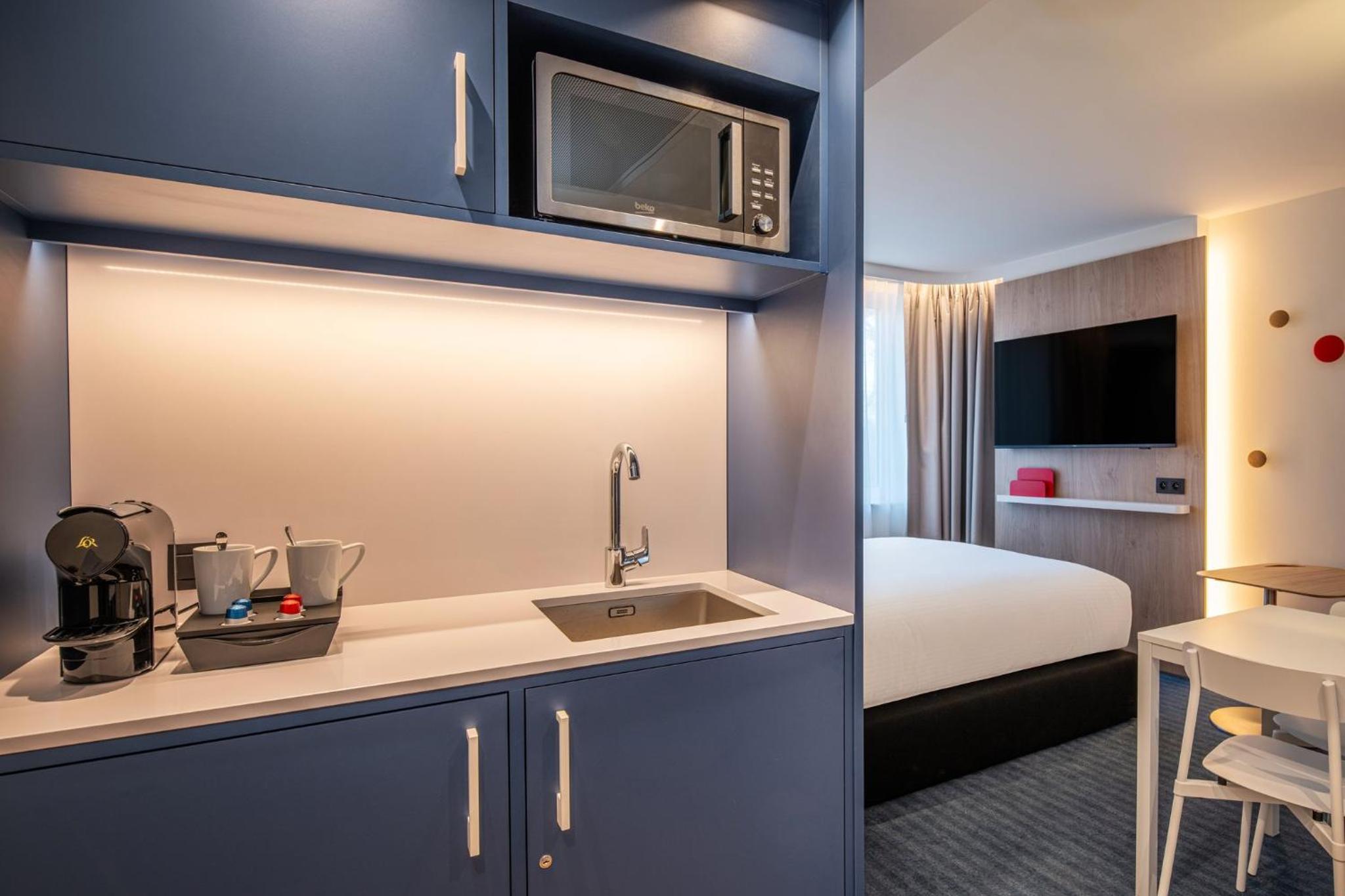 Queen Suite with Kitchenette - Photo 3