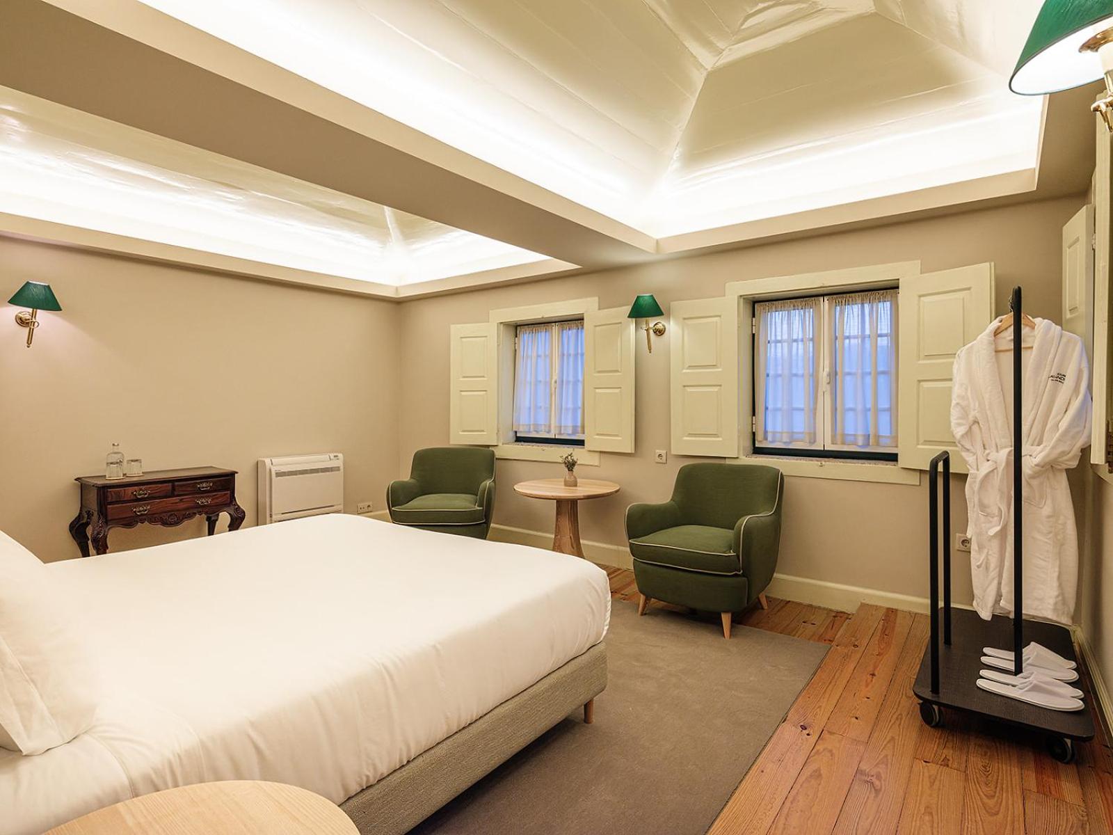 Manor Room - Photo 1