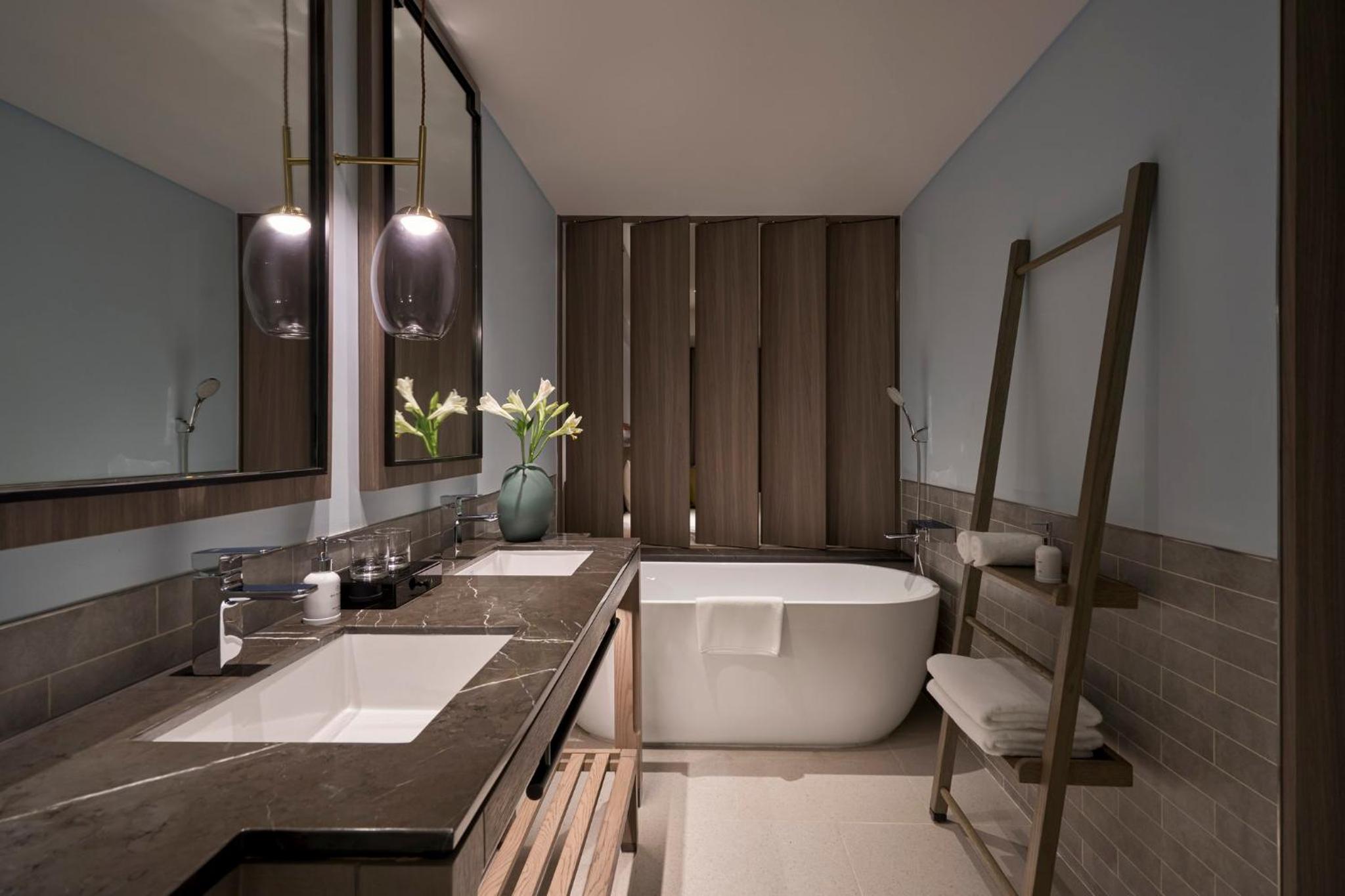 Deluxe King Room - Photo 2