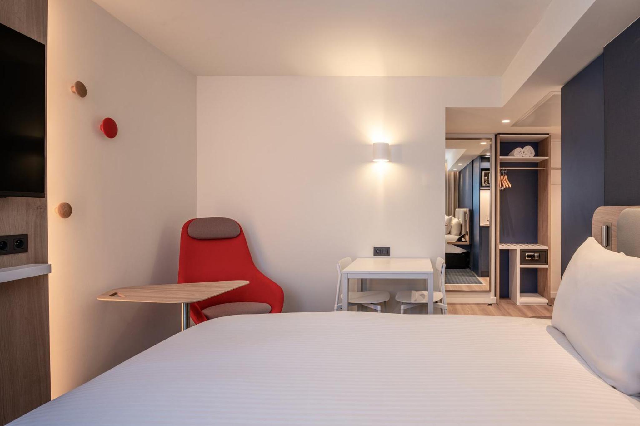 Queen Suite with Kitchenette - Photo 10