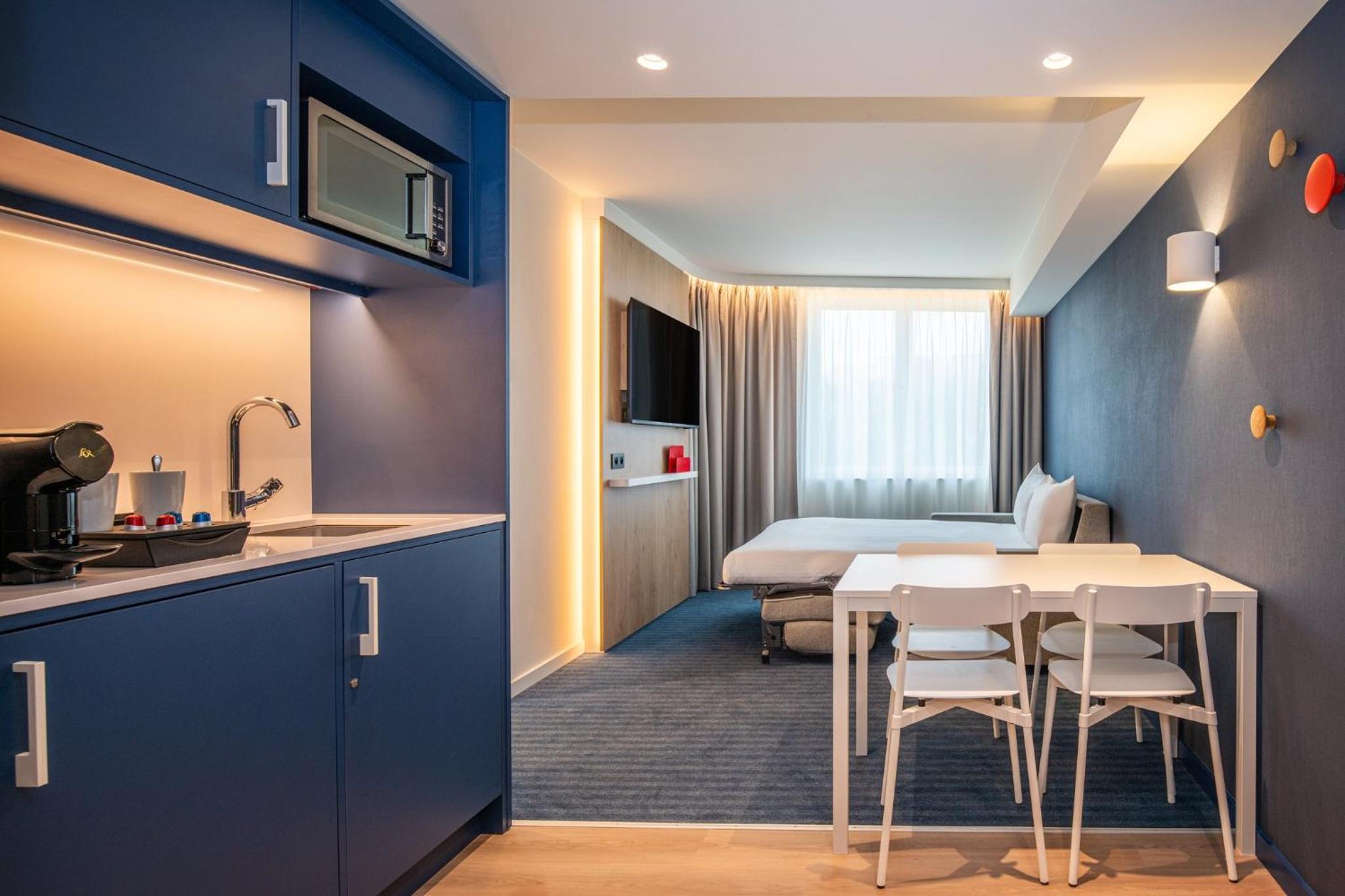 Queen Suite with Kitchenette and Sofa Bed - Photo 5
