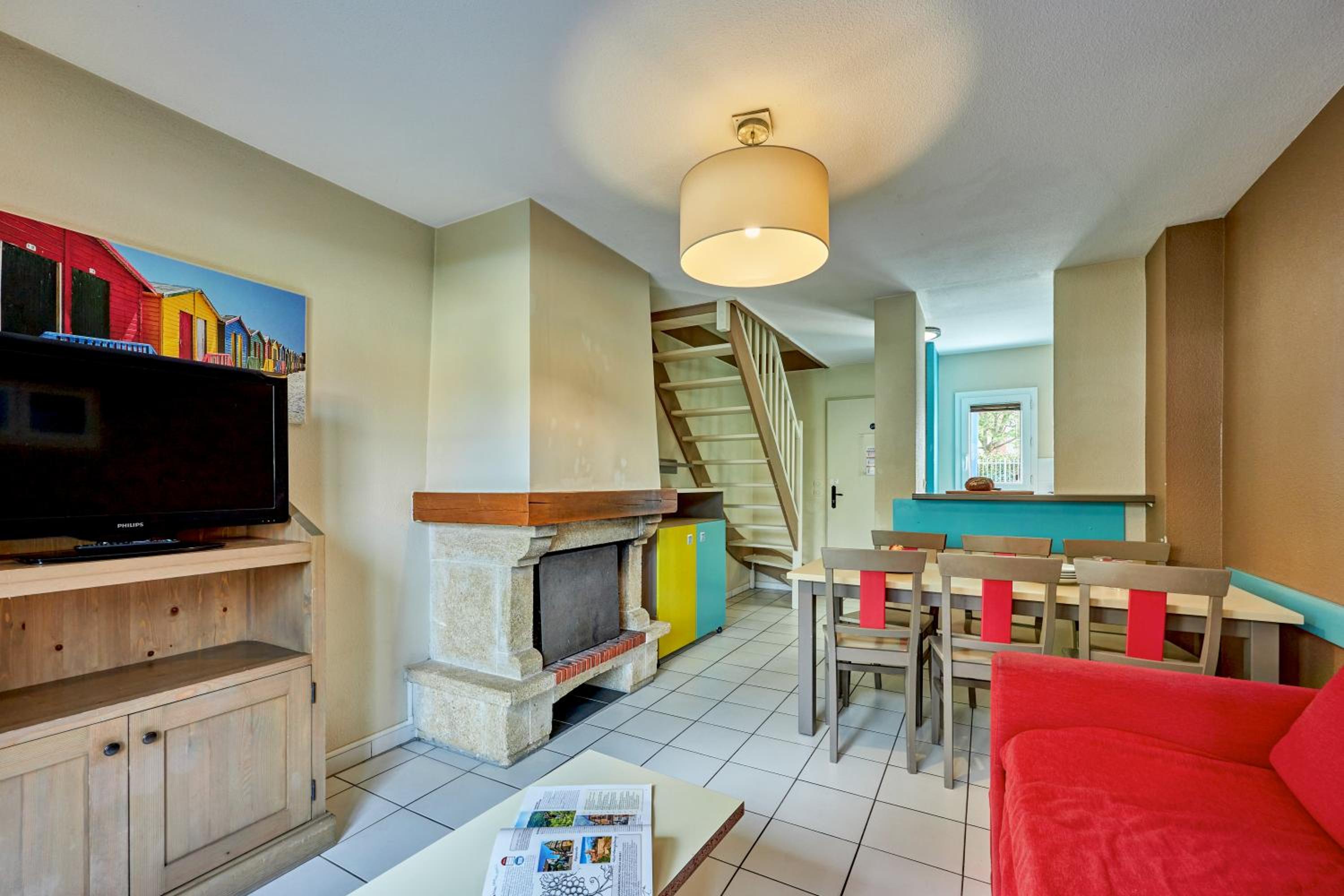 One-Bedroom Duplex House with Sleeping Alcove, Fireplace and Terrace (6 People)