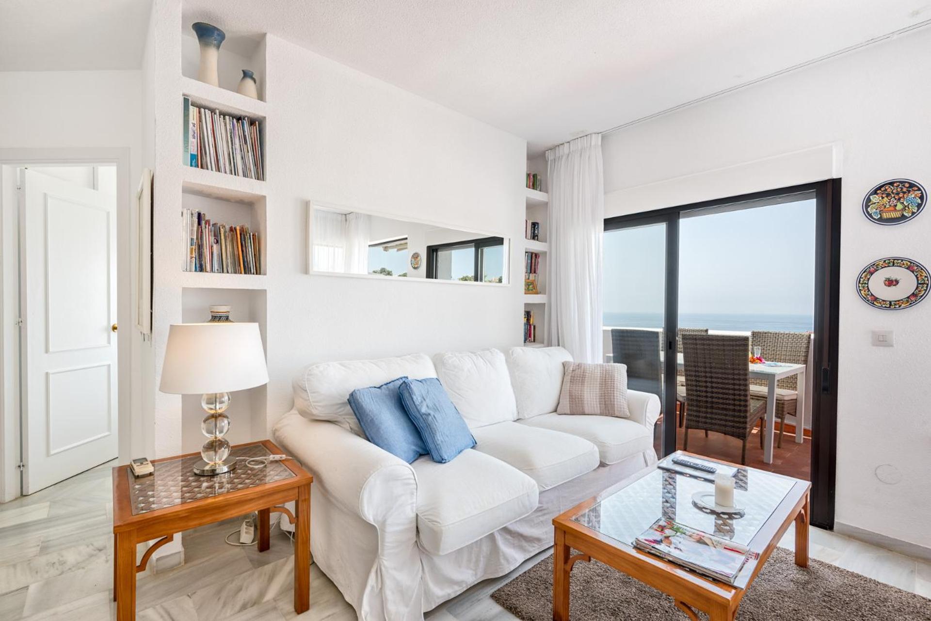 Apartamento de dos habitaciones con terraza y vista al mar