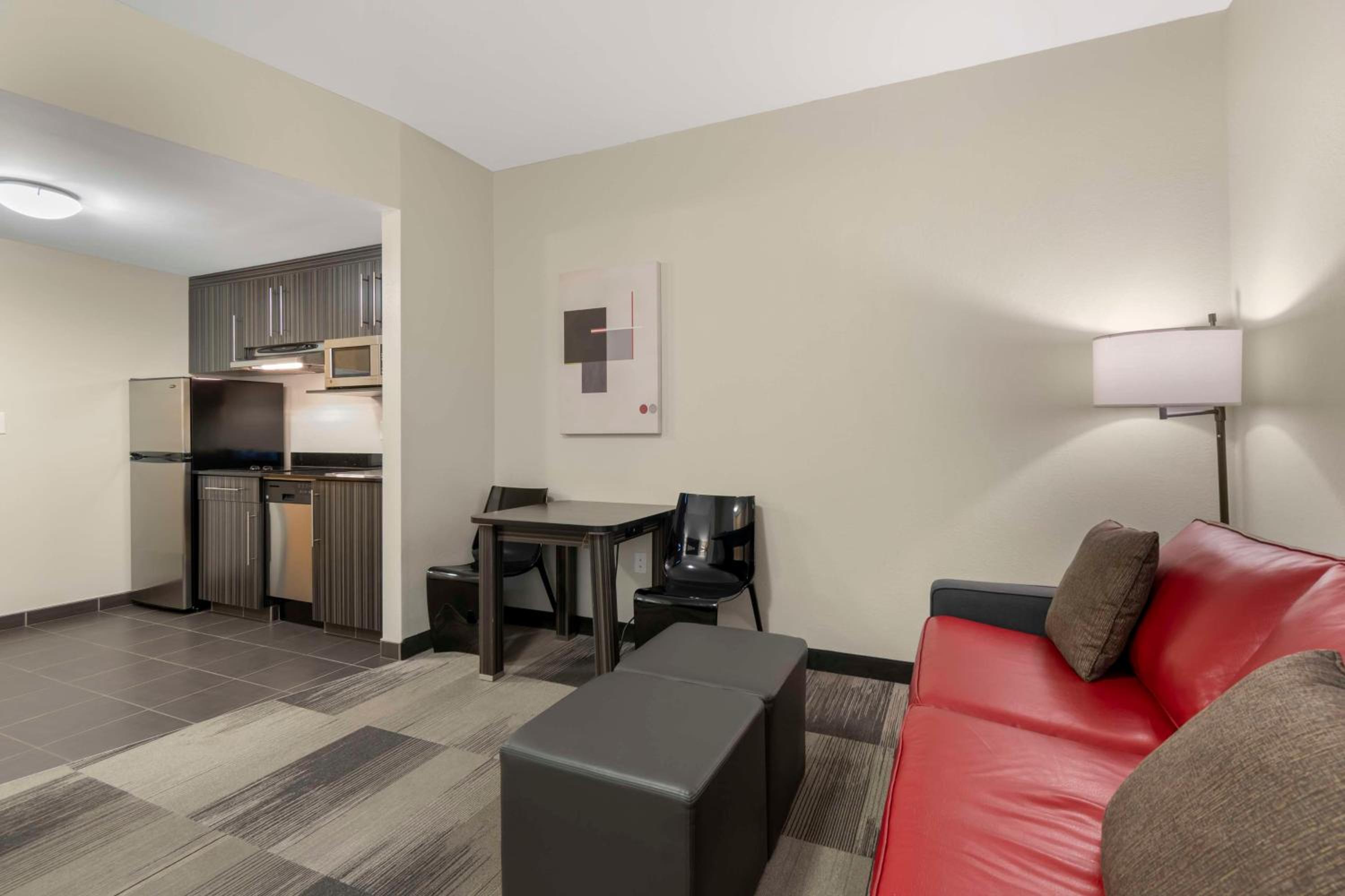 Queen Room with Sofa Bed and Kitchen - Pet Friendly