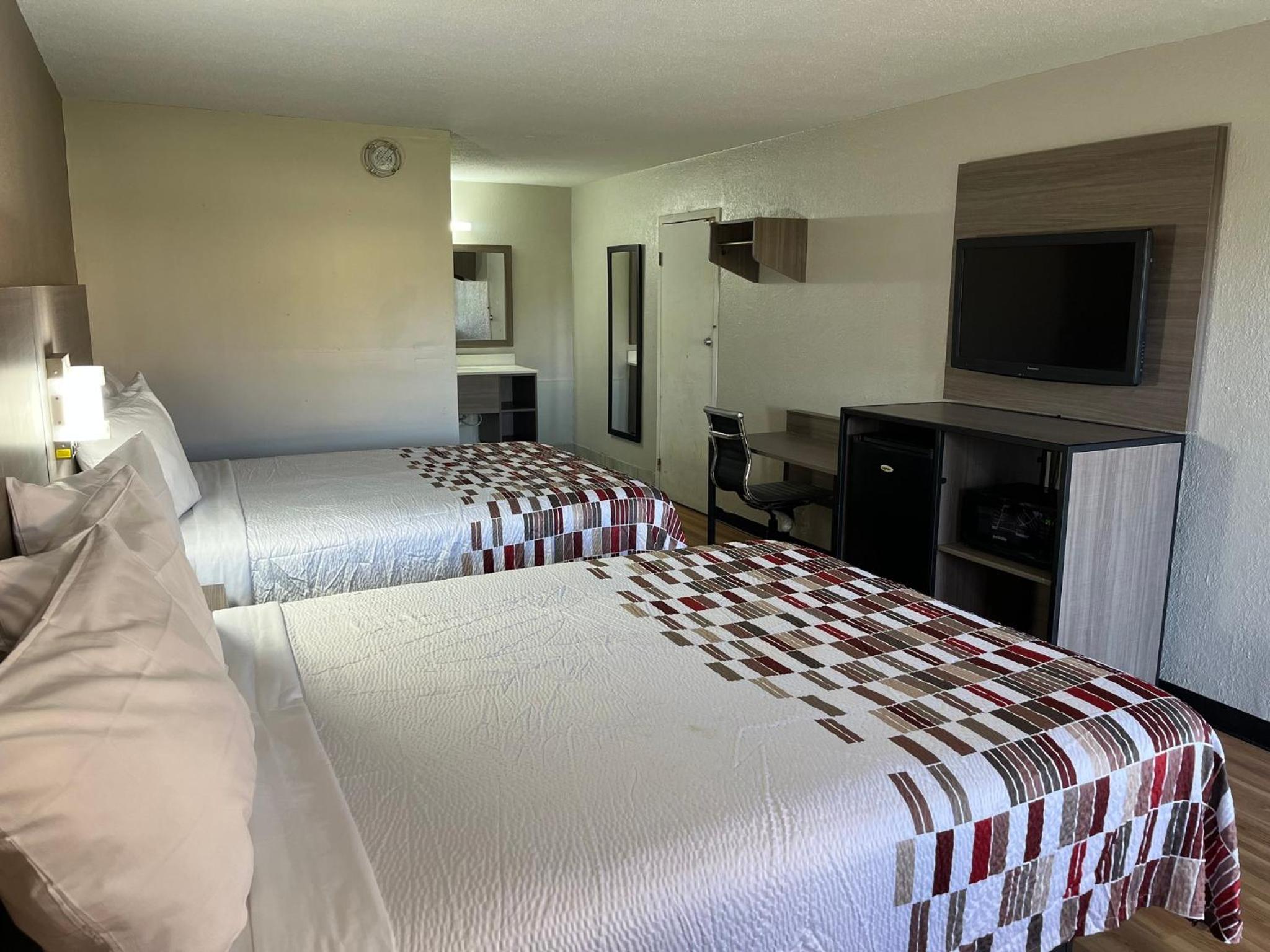 Deluxe Room with Two Queen Beds Smoking photo 2