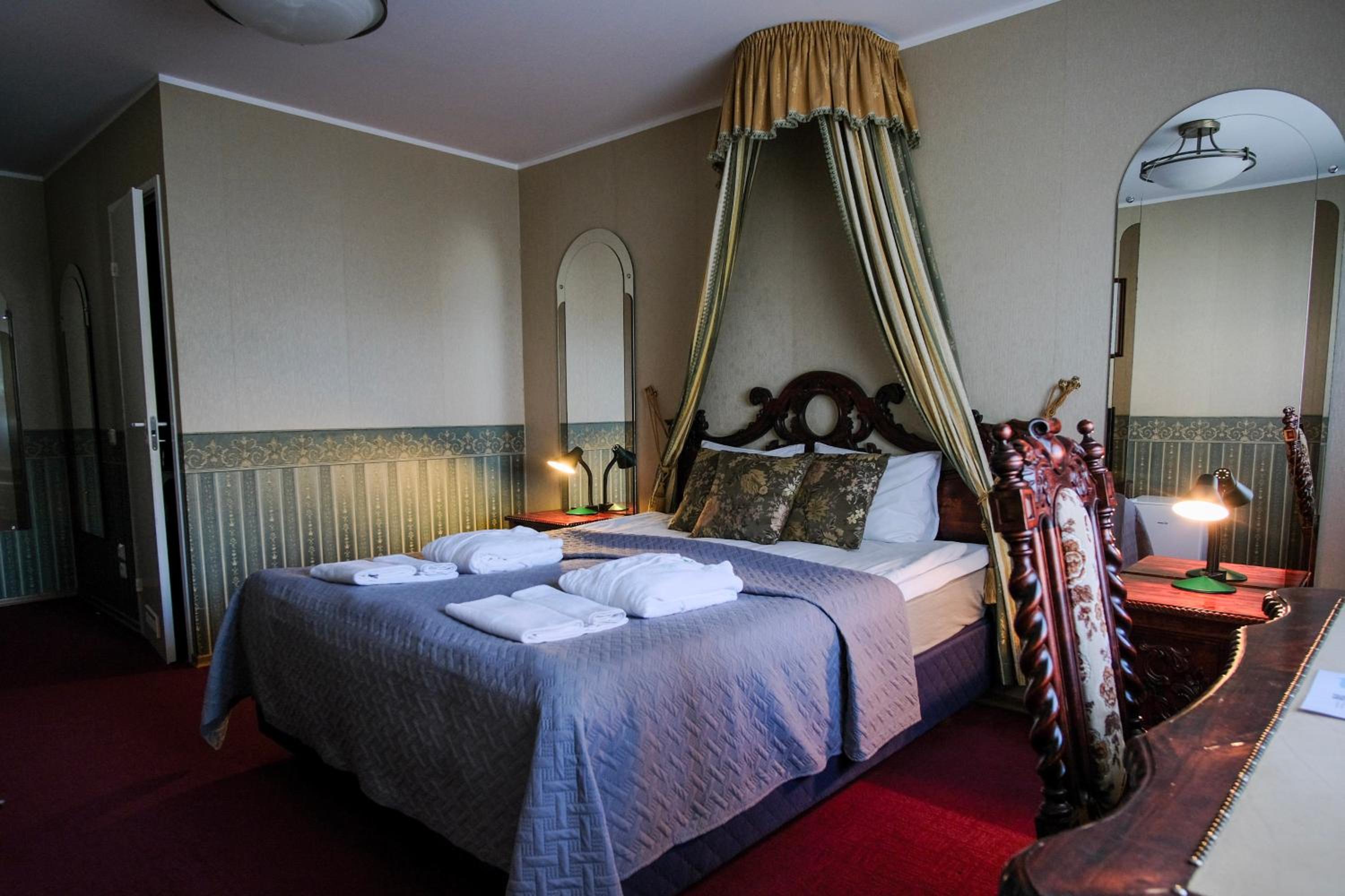 Standard Queen Room