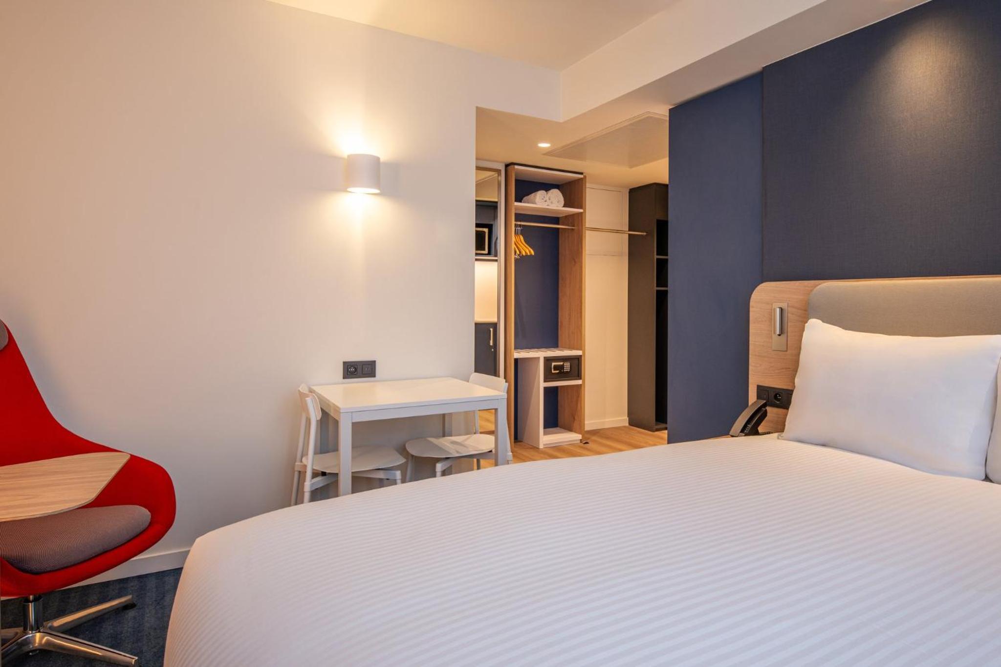 Queen Suite with Kitchenette and Sofa Bed - Photo 6