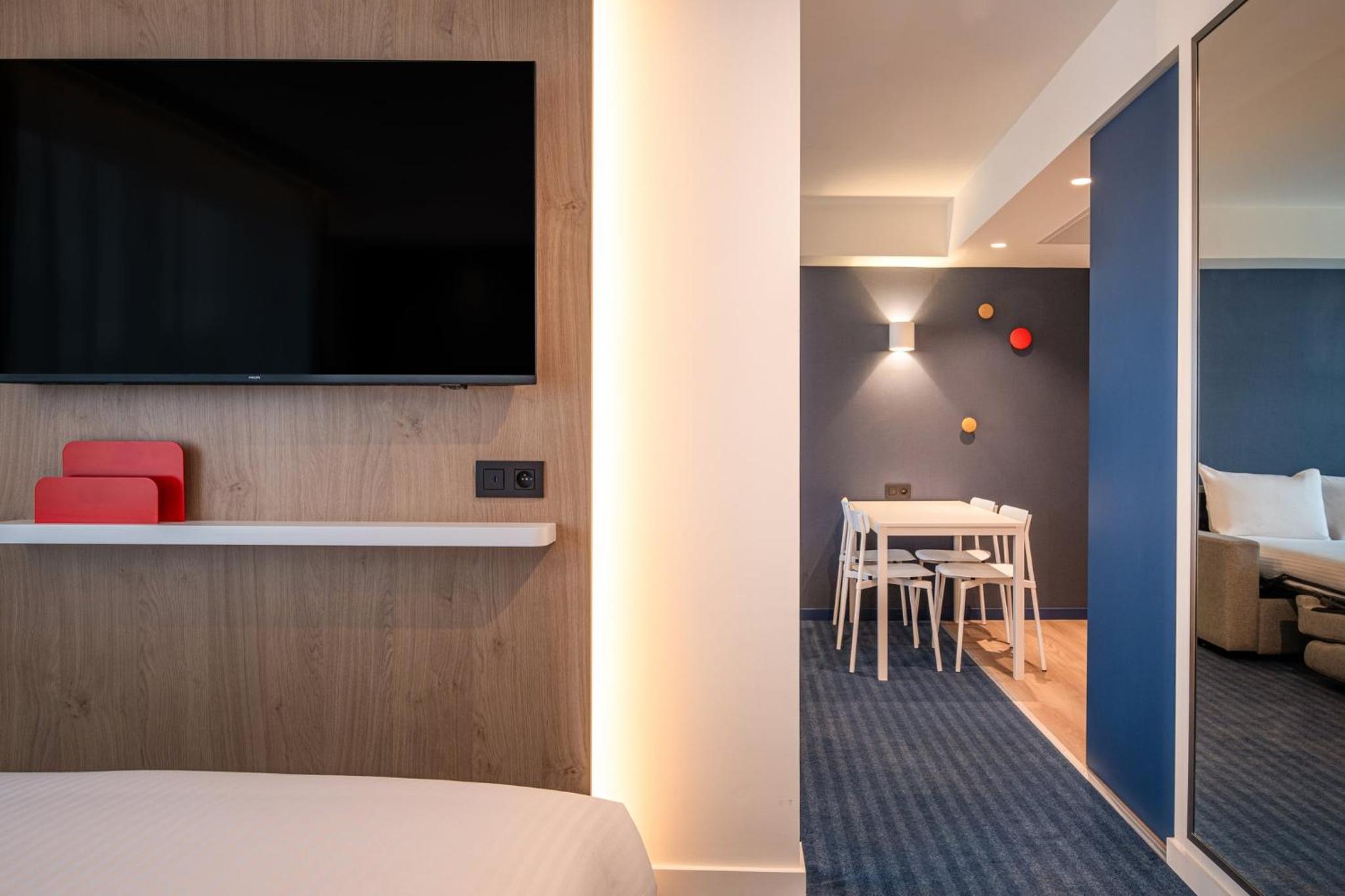 Queen Suite with Kitchenette and Sofa Bed - Photo 10