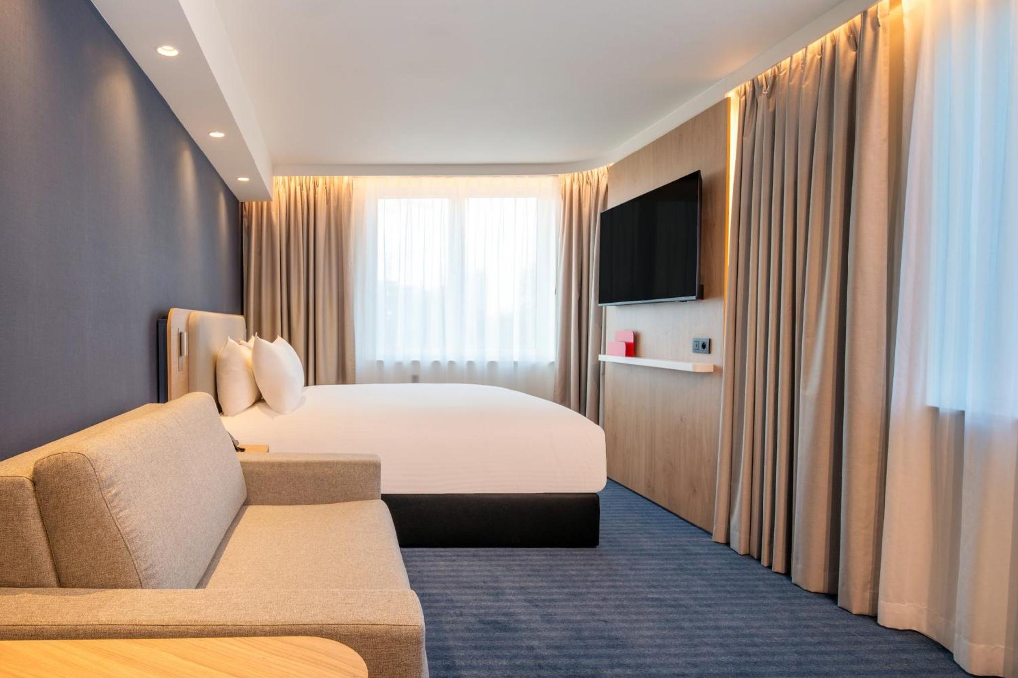 Standard Queen Room with Sofa Bed - Non-Smoking - Photo 16