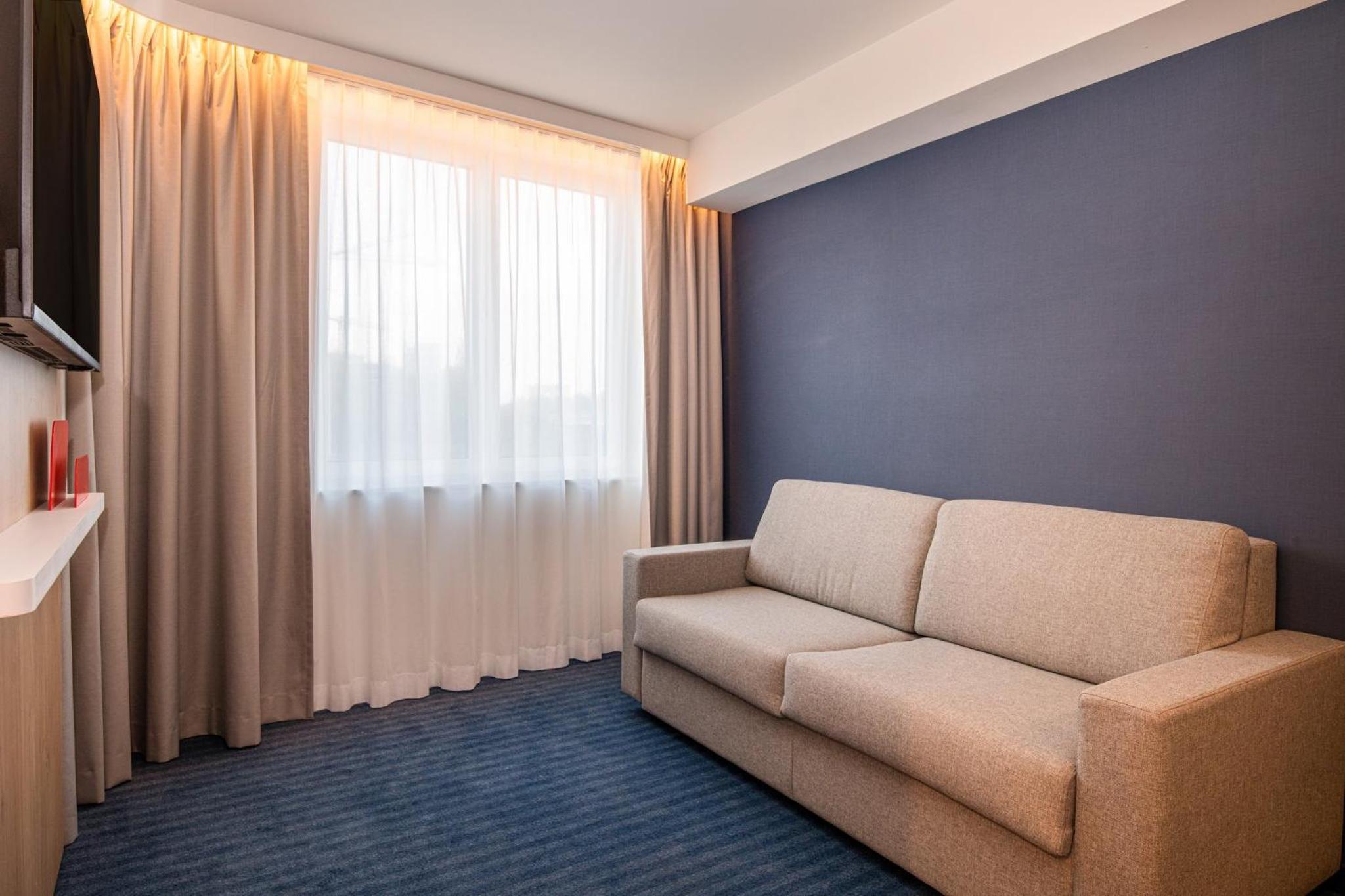 Queen Suite with Kitchenette and Sofa Bed - Photo 11