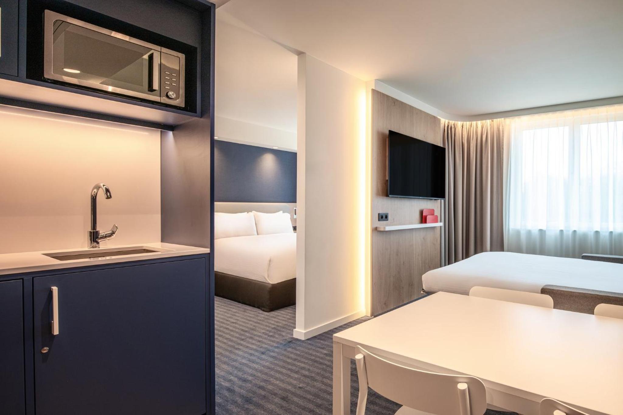 Queen Suite with Kitchenette and Sofa Bed - Photo 13