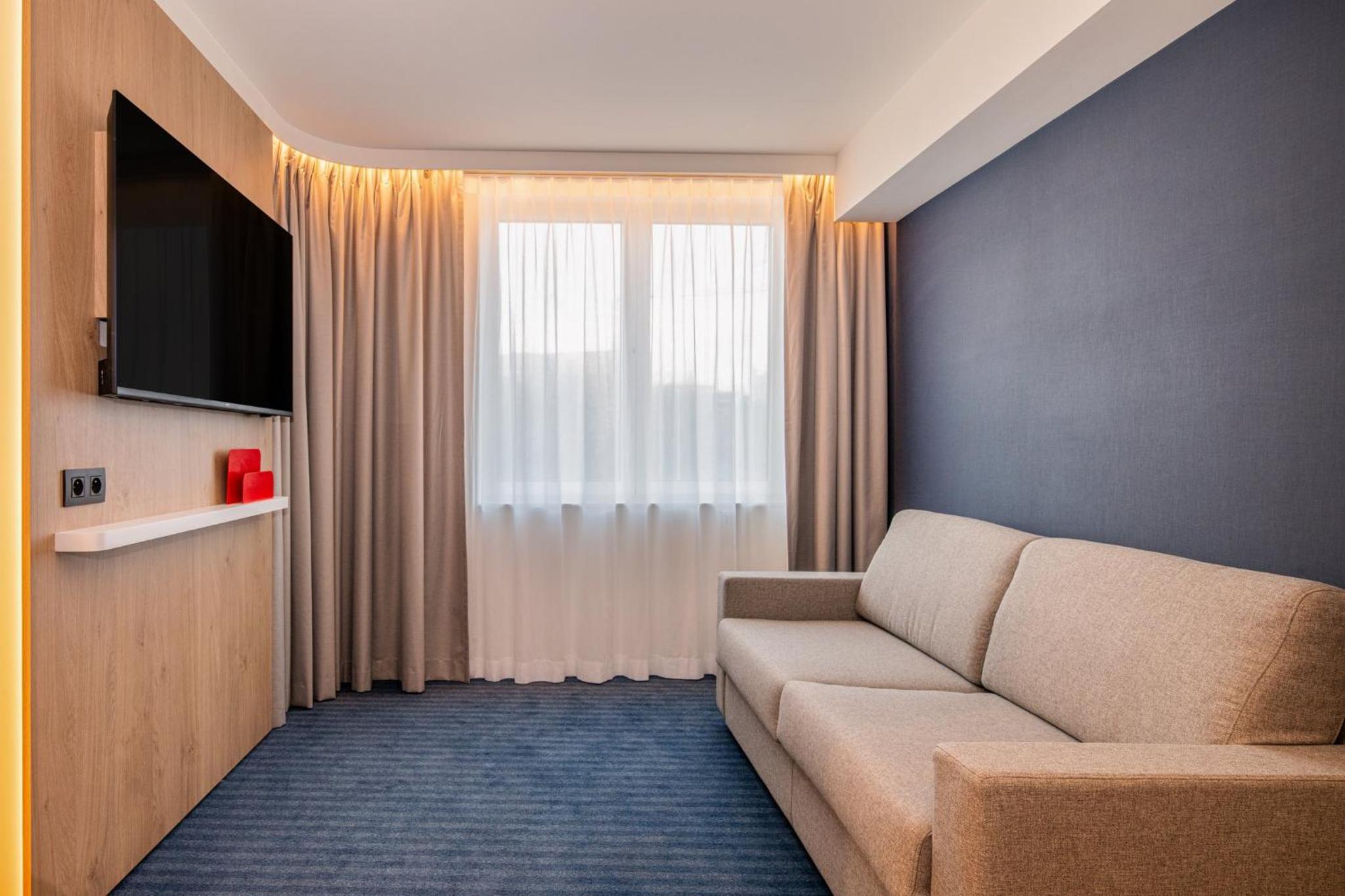 Queen Suite with Kitchenette and Sofa Bed - Photo 14