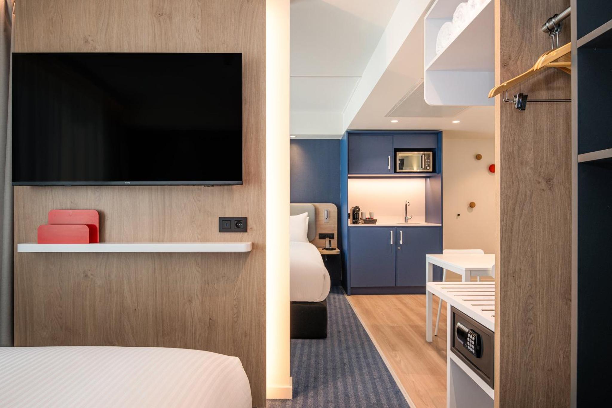Two-Bedroom Suite - Photo 7