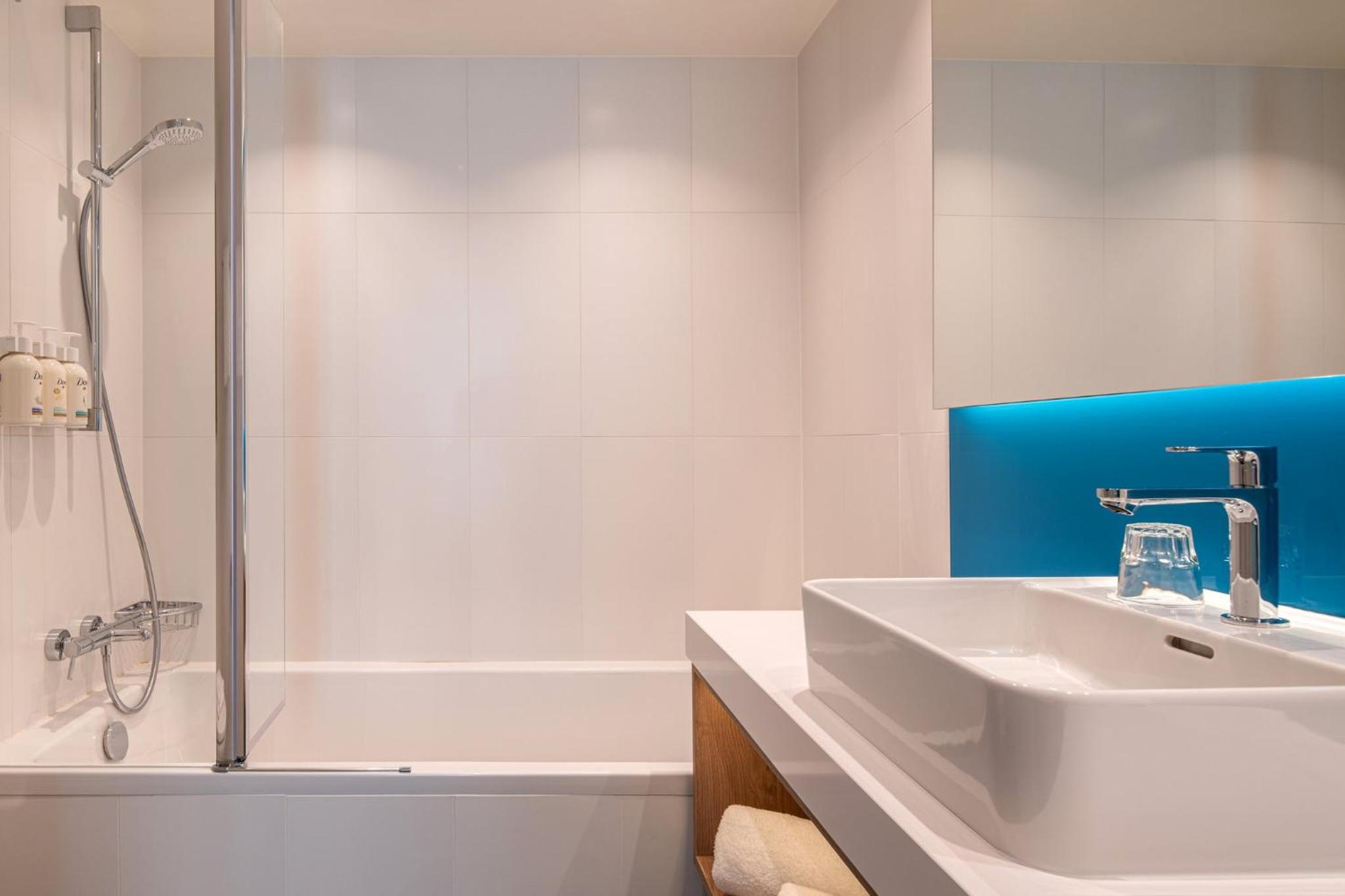 Queen Suite with Kitchenette and Sofa Bed - Photo 4