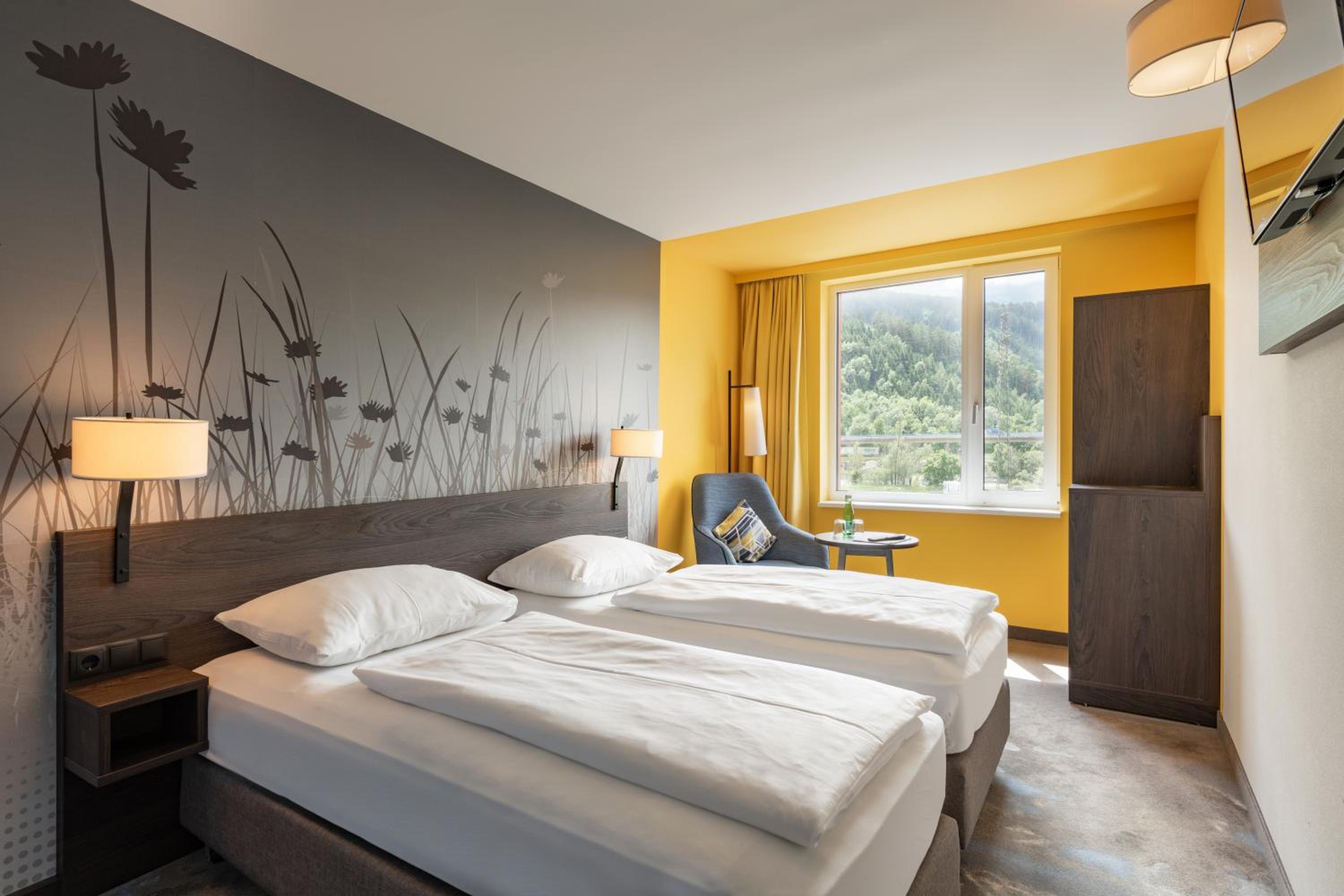 Standard Twin Room with Mountain View photo 2