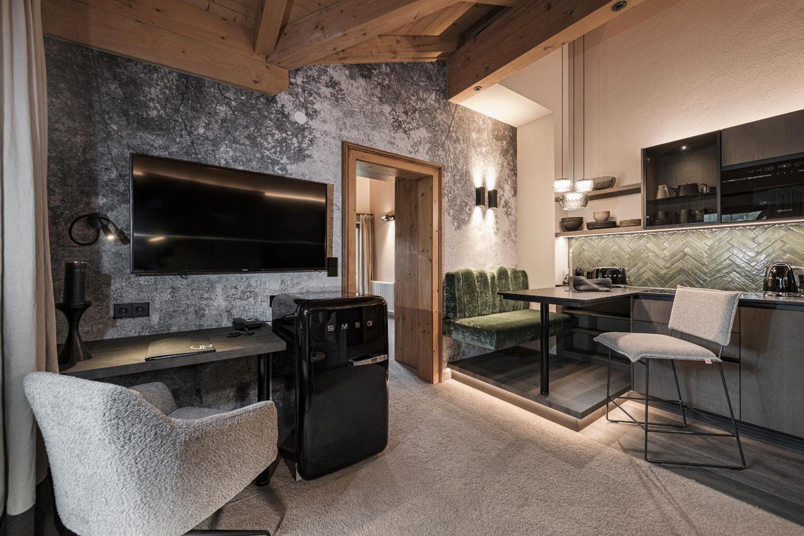 One-Bedroom Chalet with Balcony and Mountain View