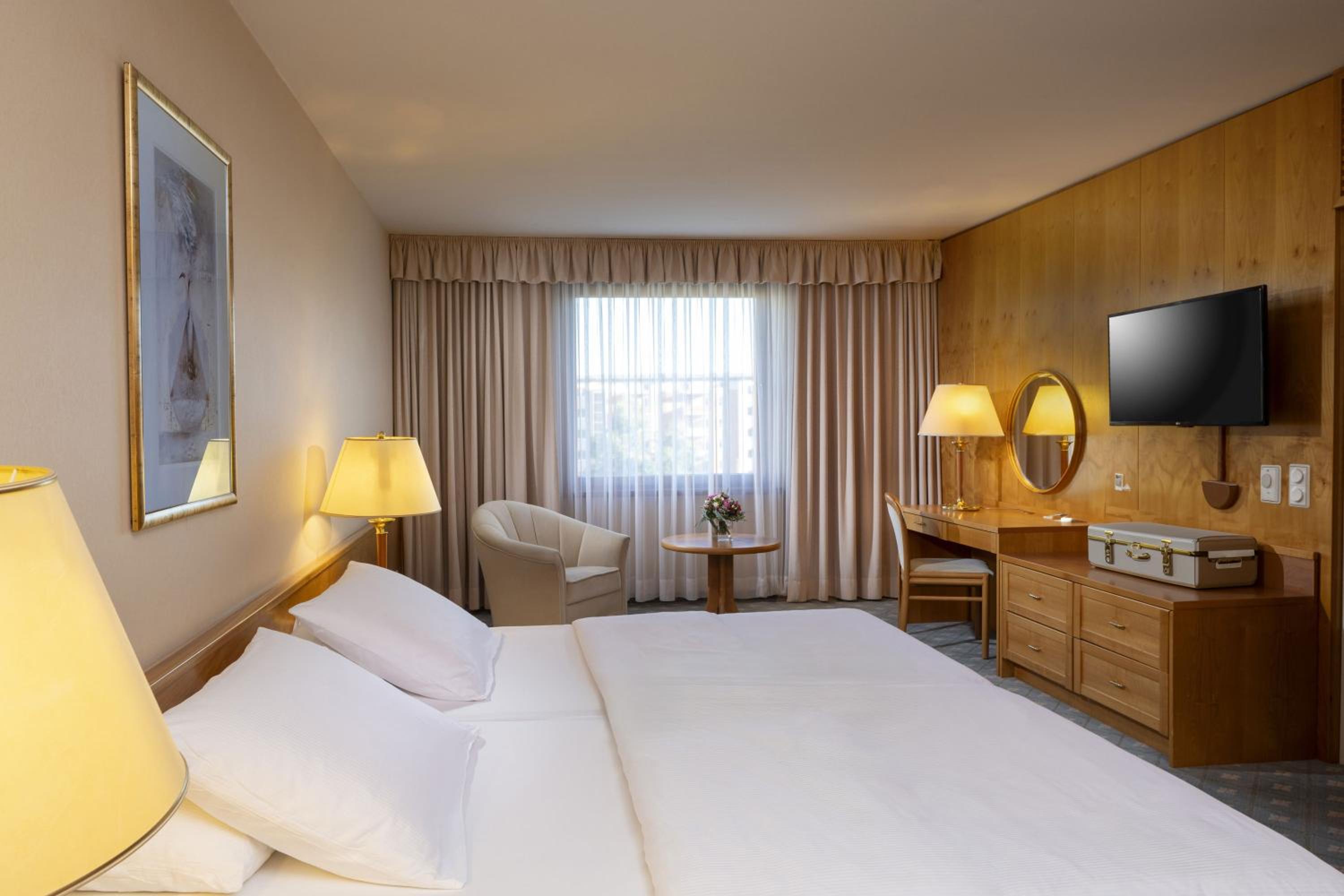 Suite - Photo 1