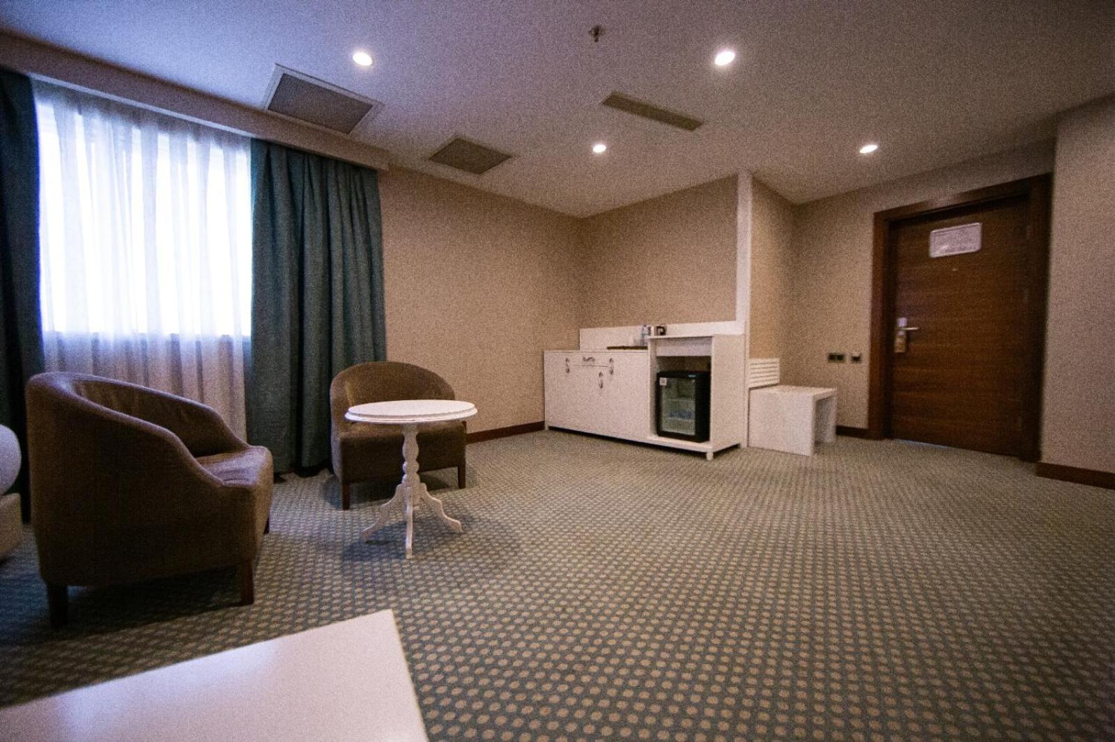 Deluxe Family Suite - Photo 6