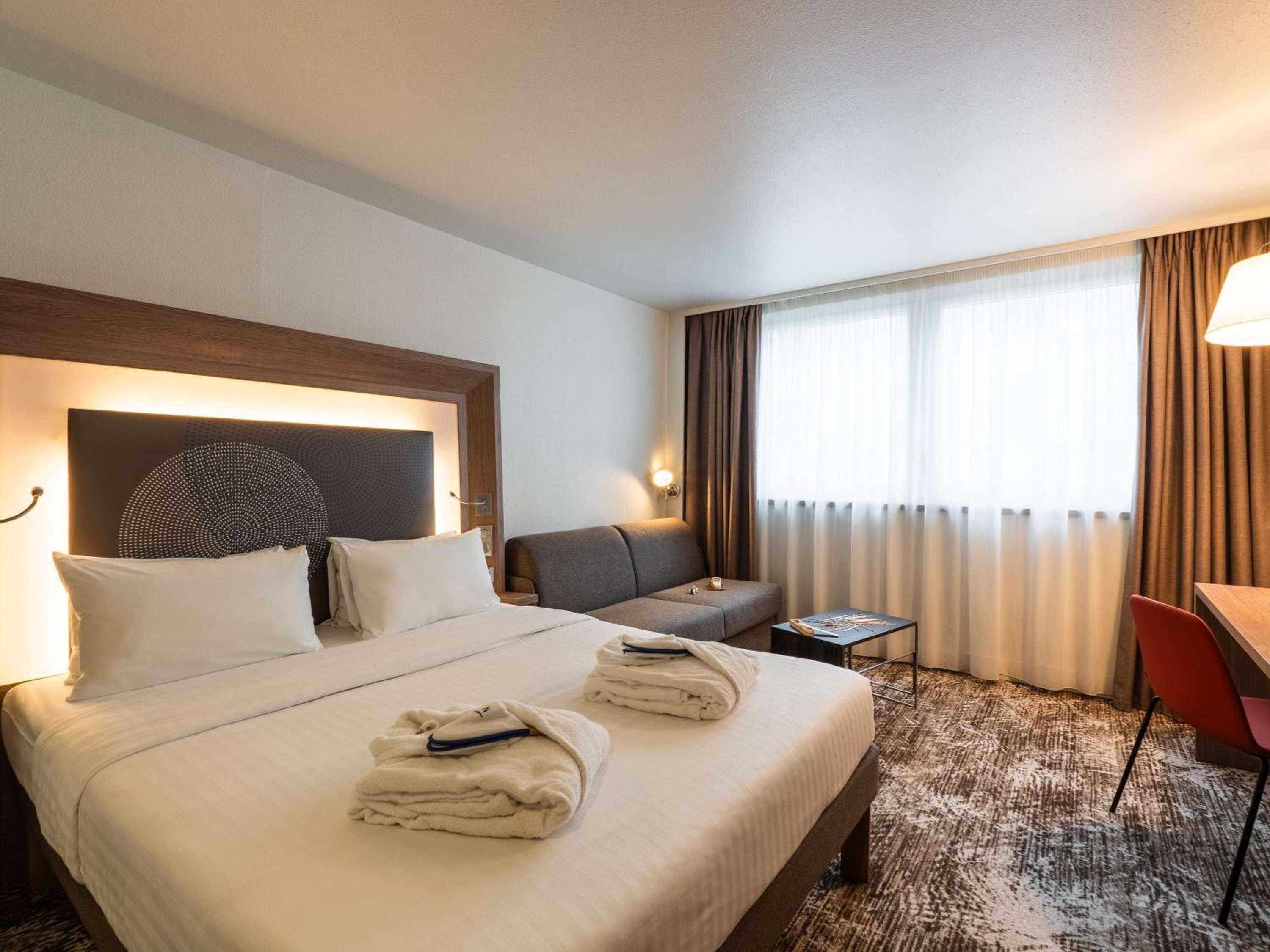 Executive Quadruple Room with Queen Bed and Double Sofa Bed - Photo 11