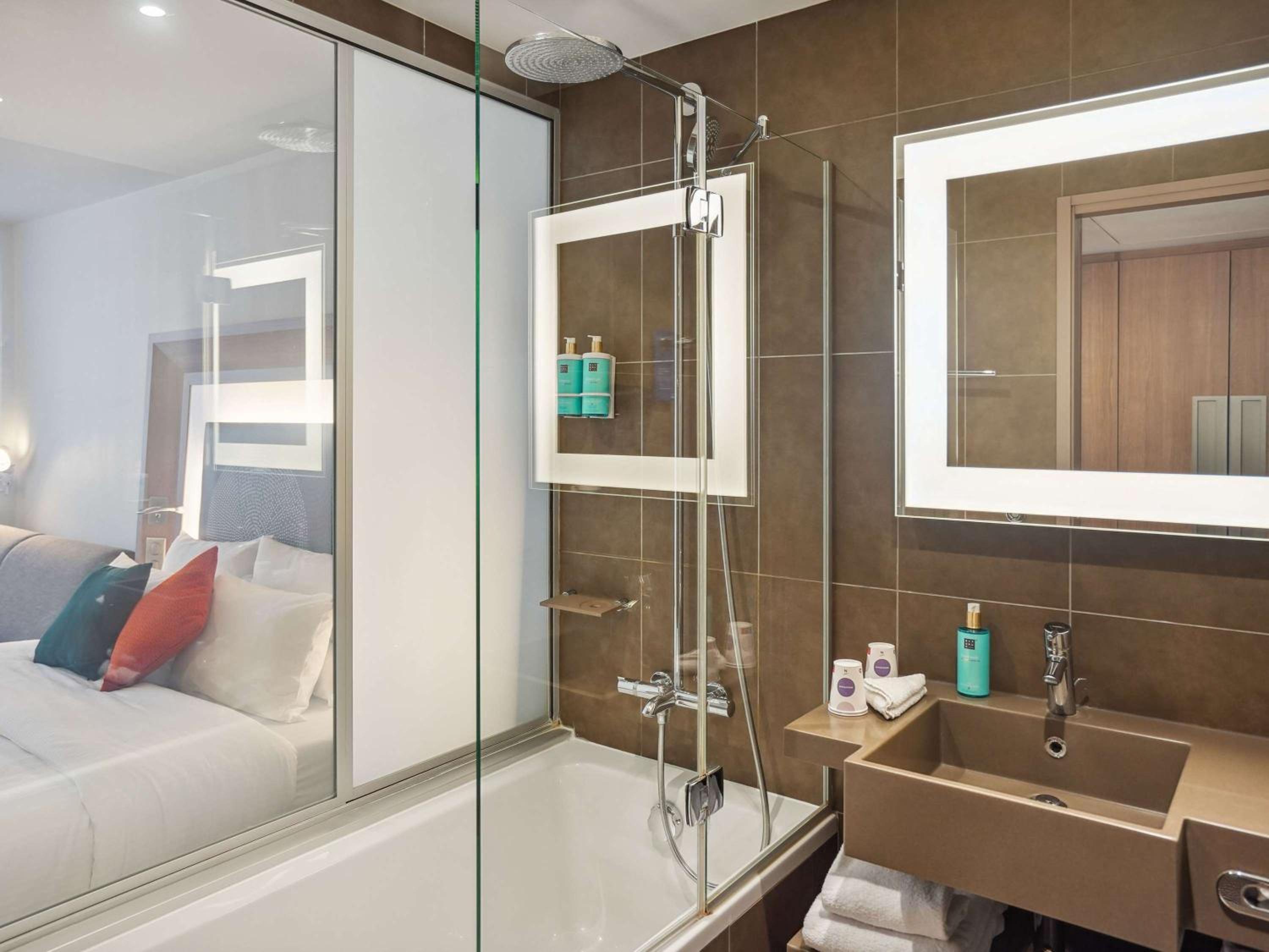 Executive Quadruple Room with Queen Bed and Double Sofa Bed - Photo 6