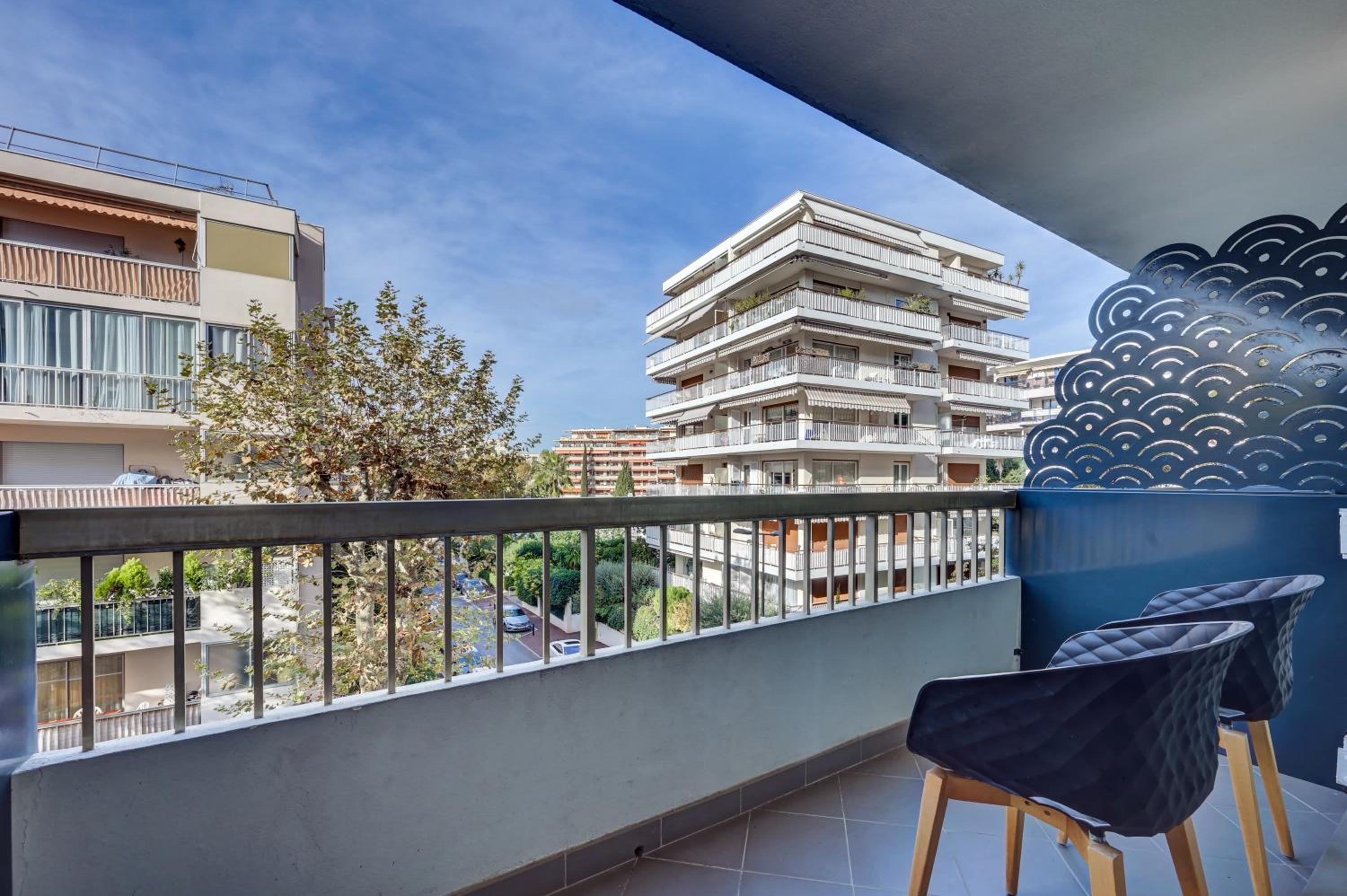 Double Room with Balcony - Photo 12