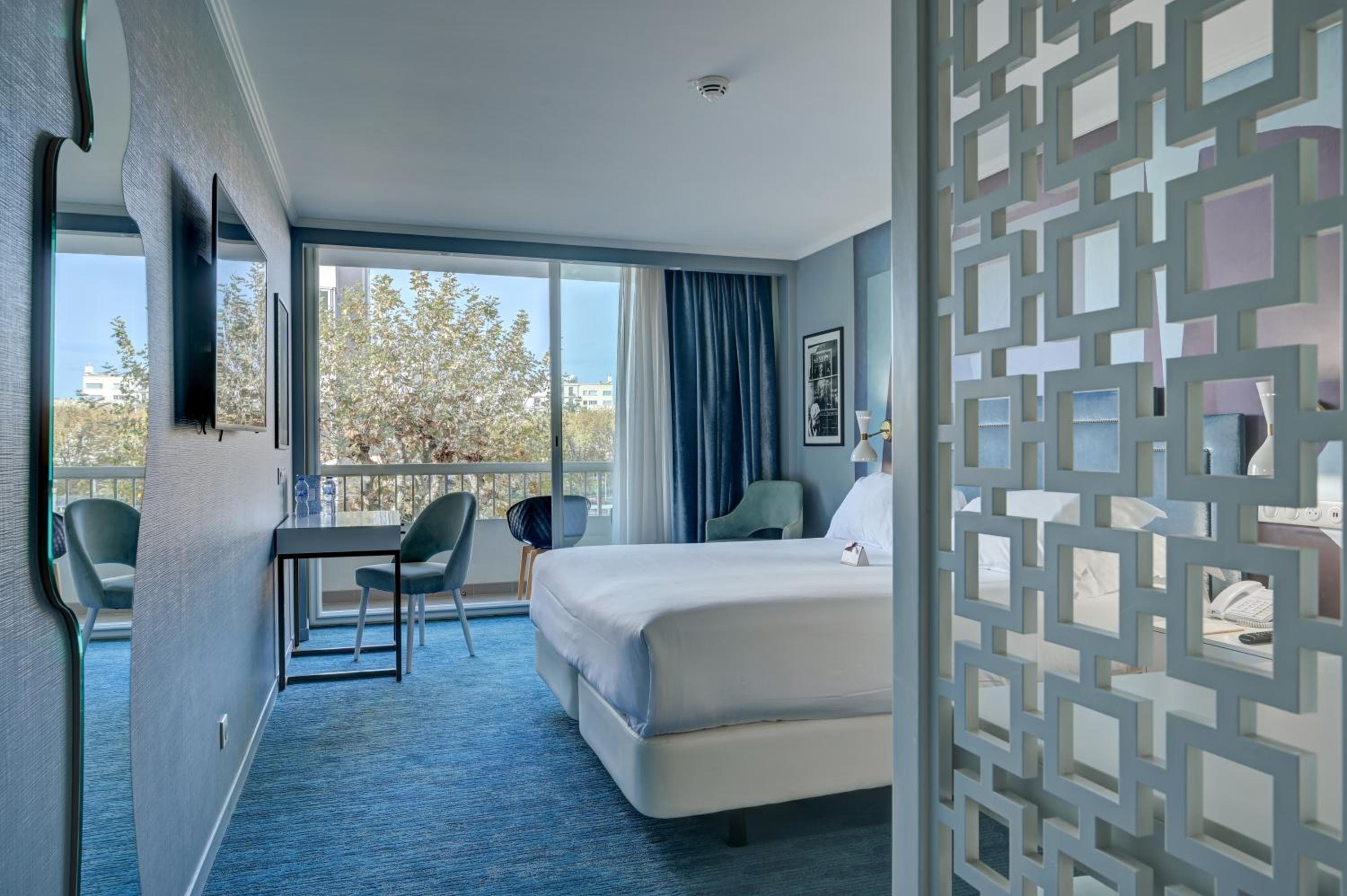 Double Room with Balcony - Photo 11