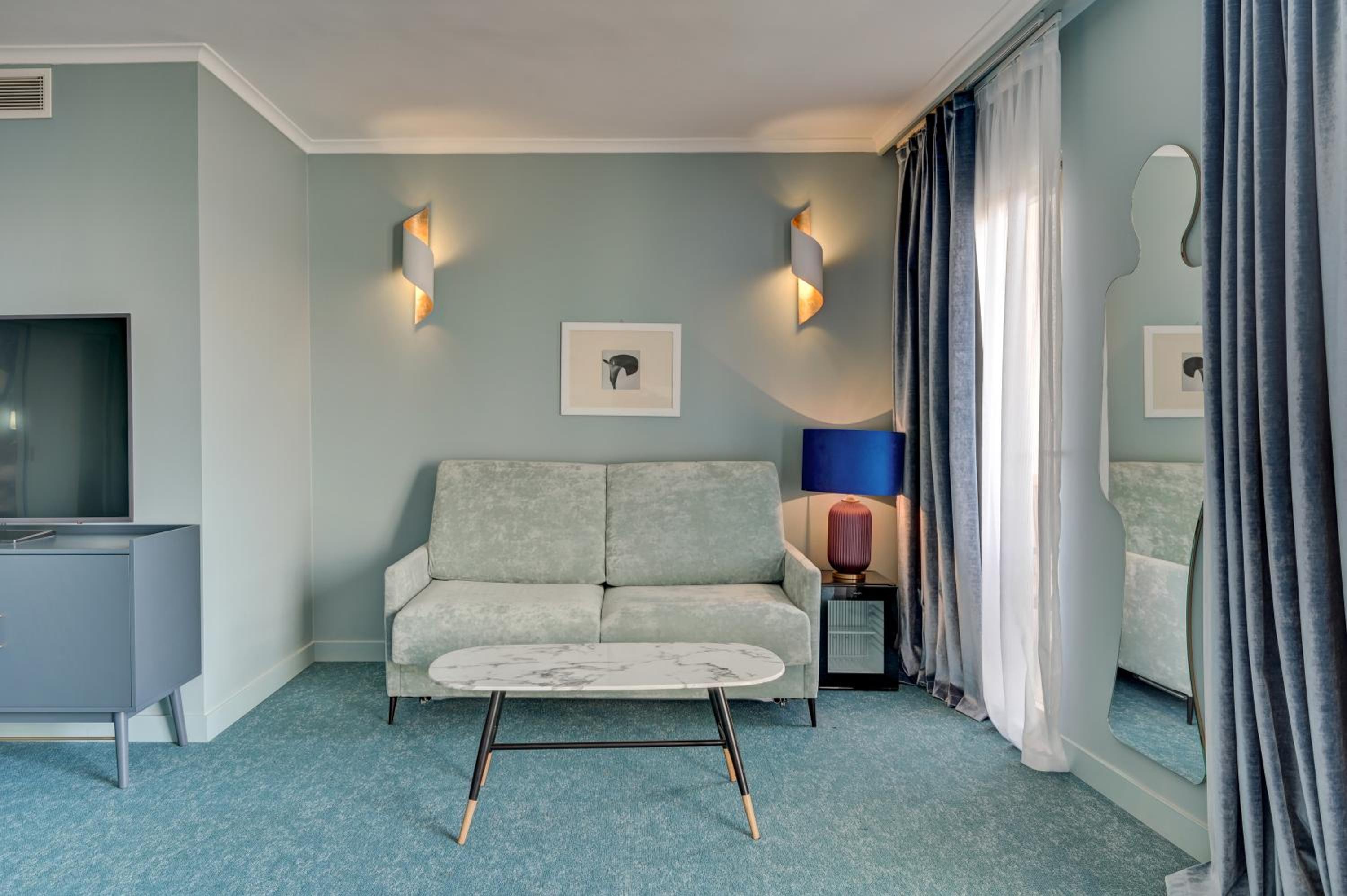 Deluxe Suite - Photo 13