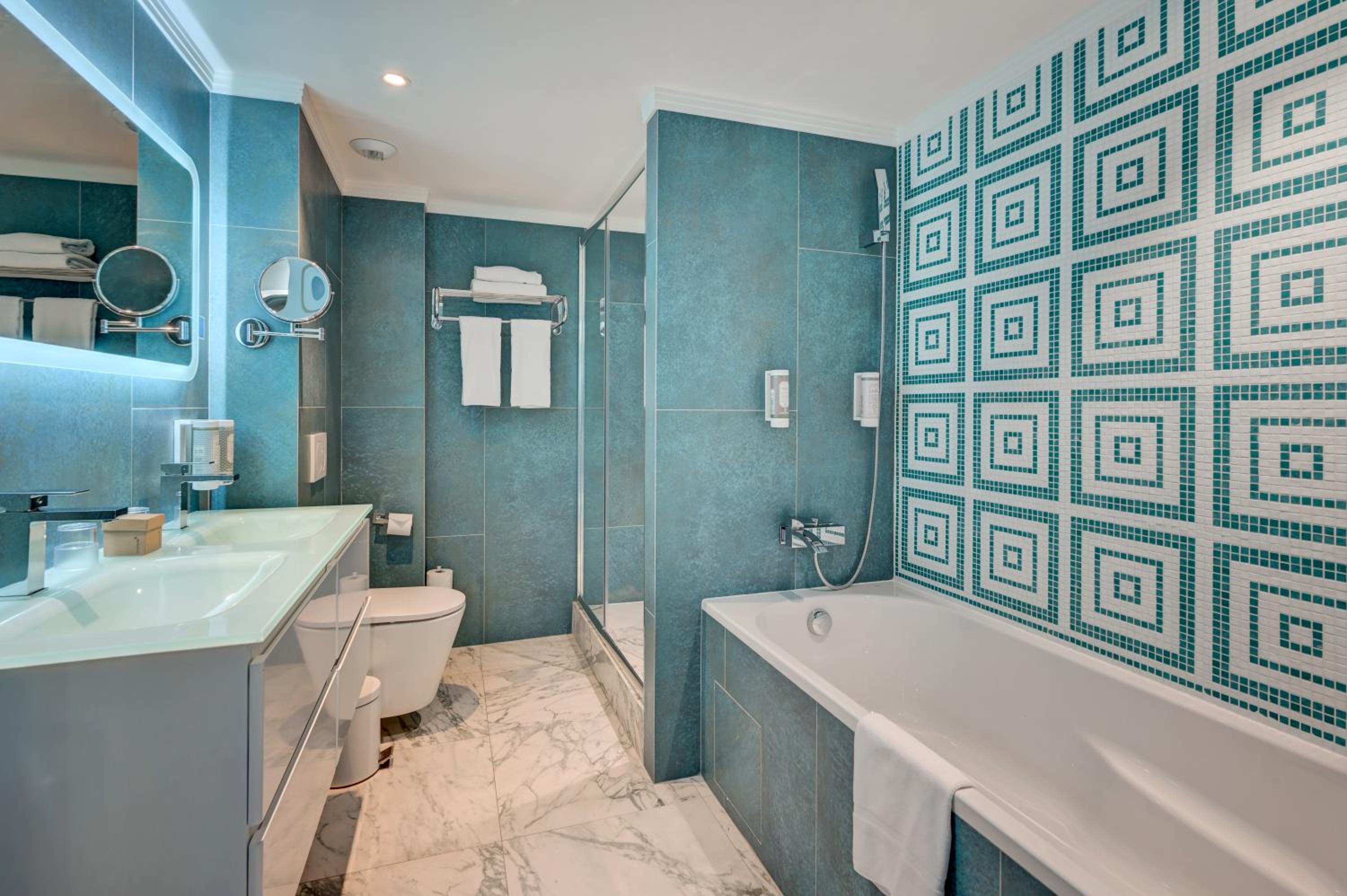 Deluxe Suite - Photo 15