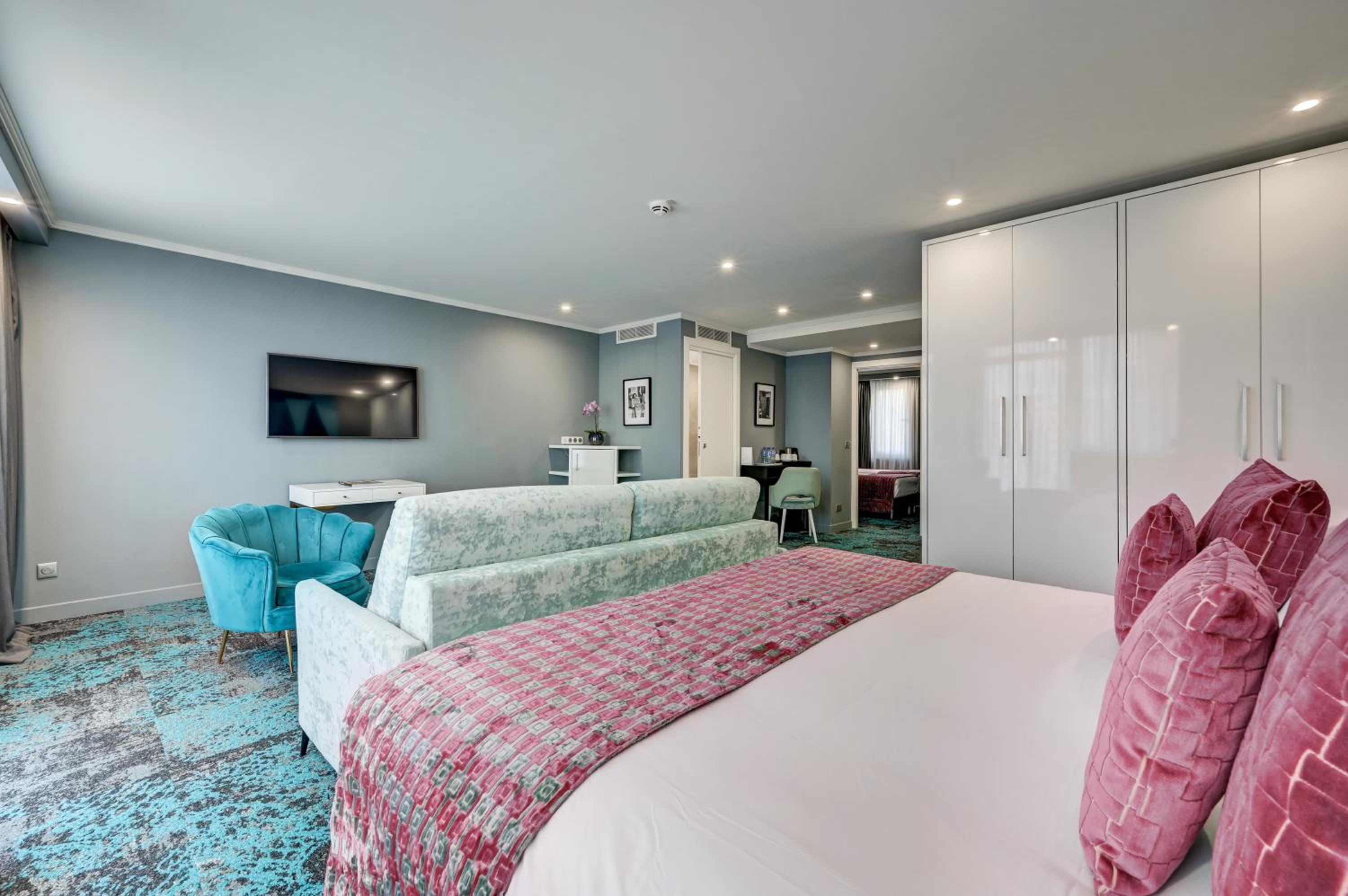Family Suite with Balcony - Photo 8
