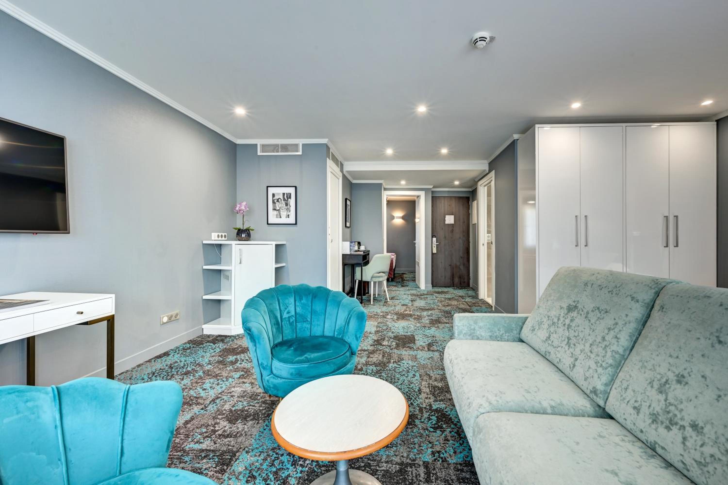 Family Suite with Balcony - Photo 6