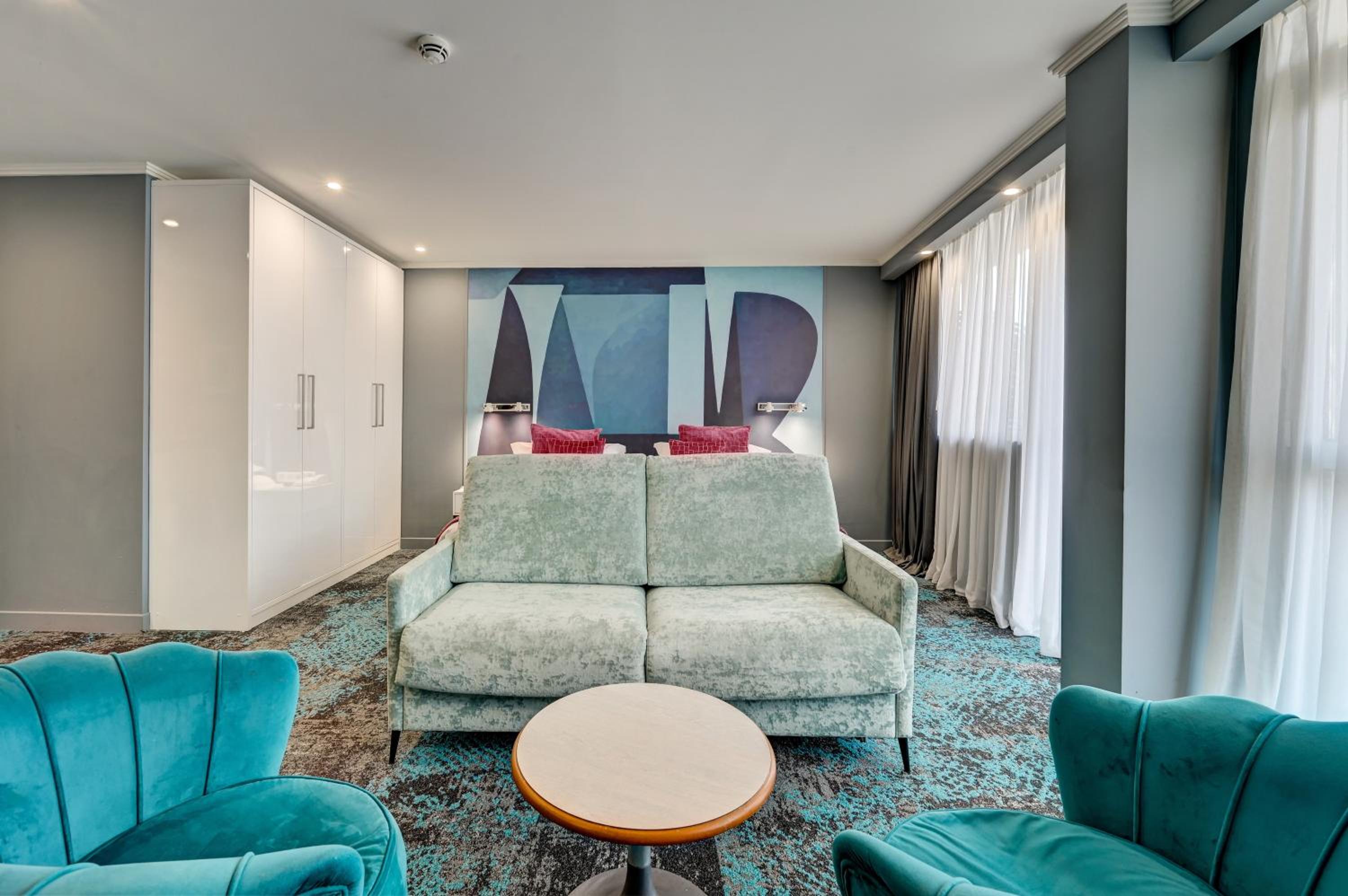 Family Suite with Balcony - Photo 7