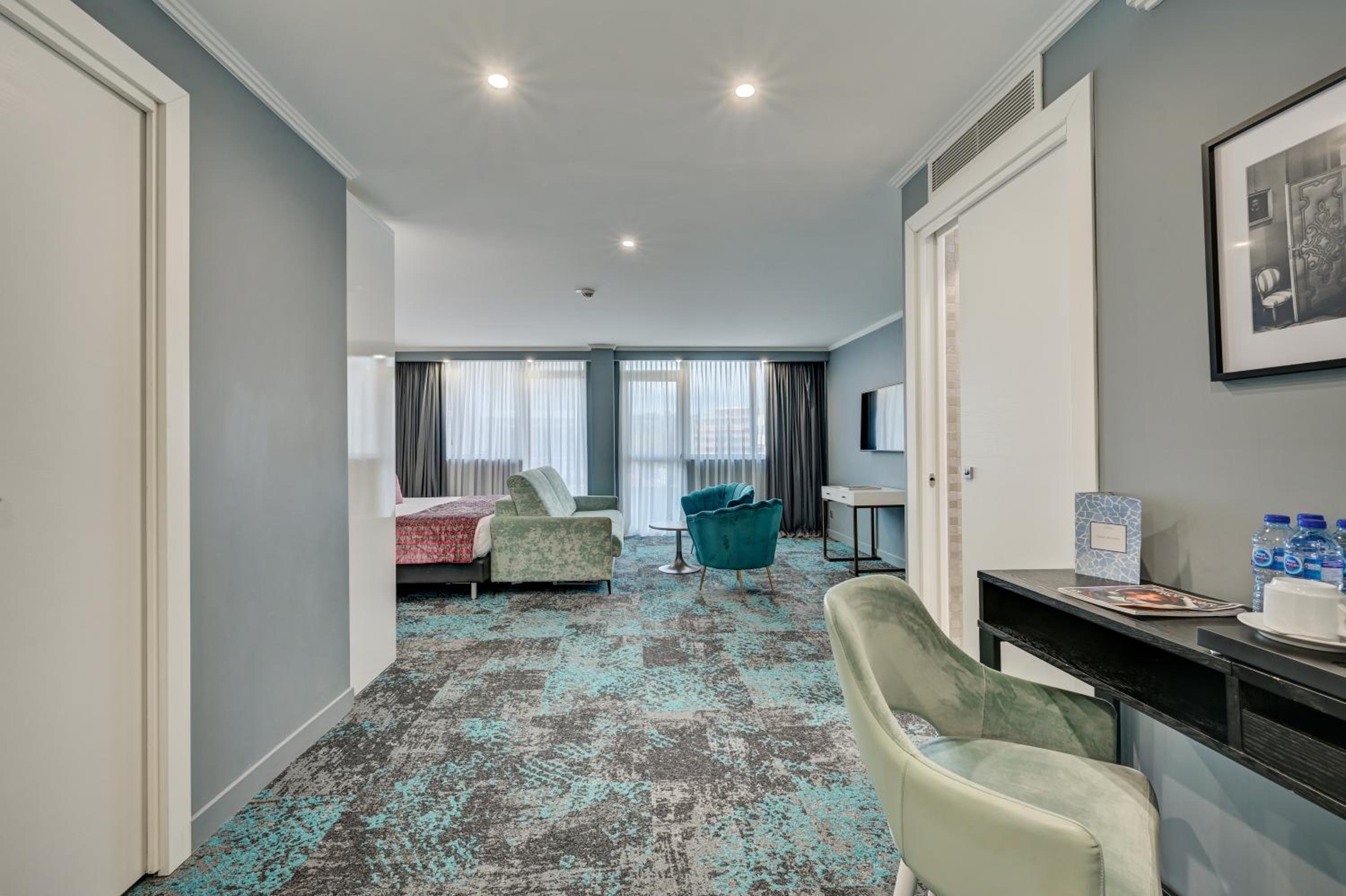 Family Suite with Balcony - Photo 1