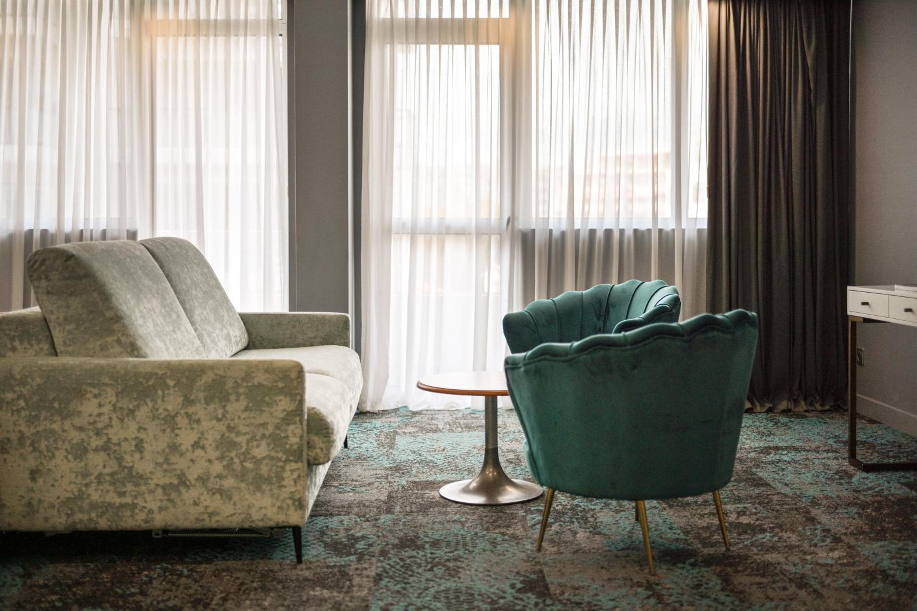 Family Suite with Balcony - Photo 11