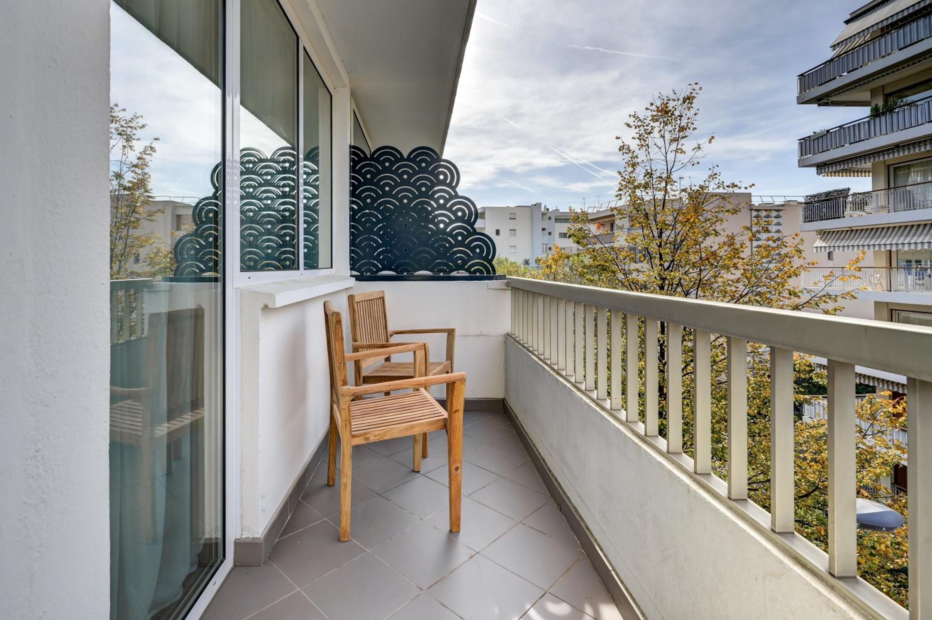 Family Suite with Balcony - Photo 9