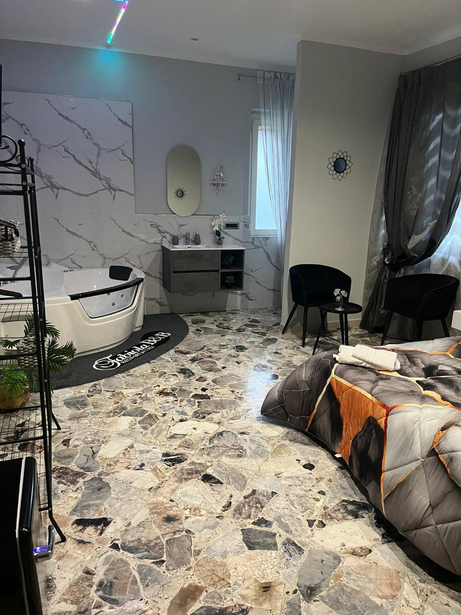 Suite with Spa Bath photo 1