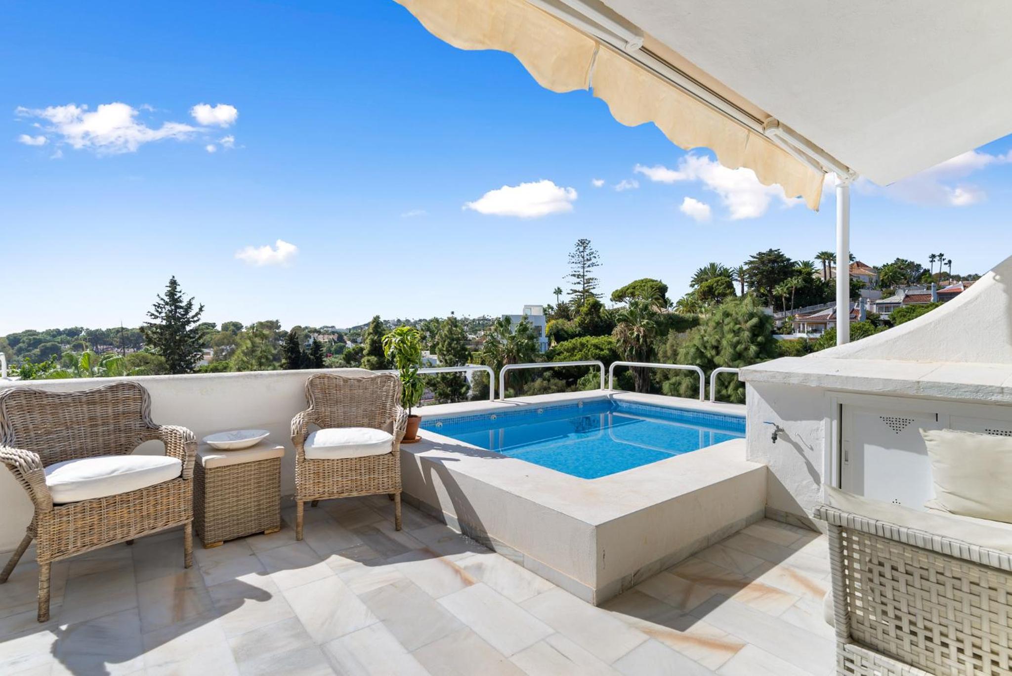 One-Bedroom Apartment with Sea View and Balcony photo 3