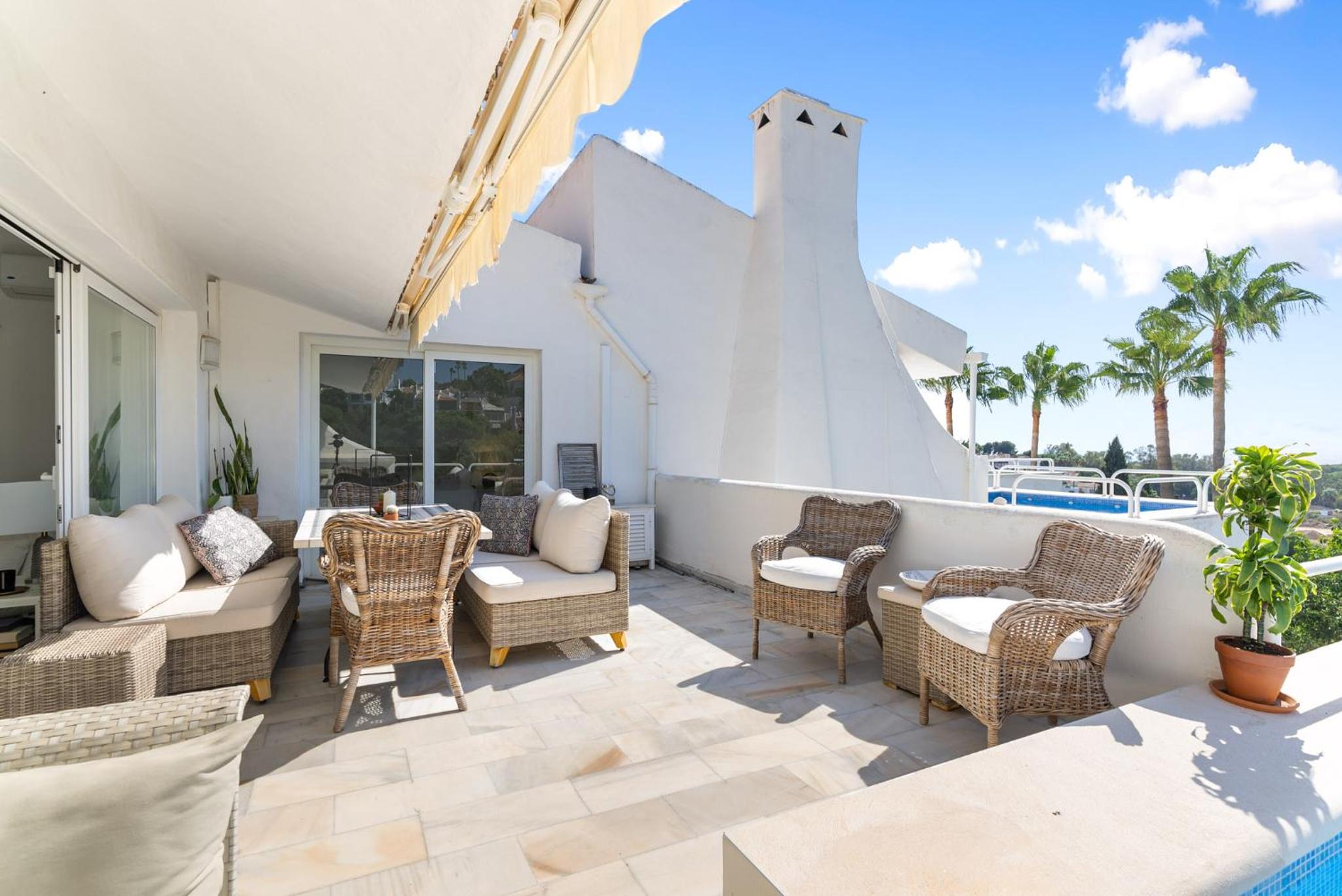 Apartamento de una habitación con vista al mar y balcón.
