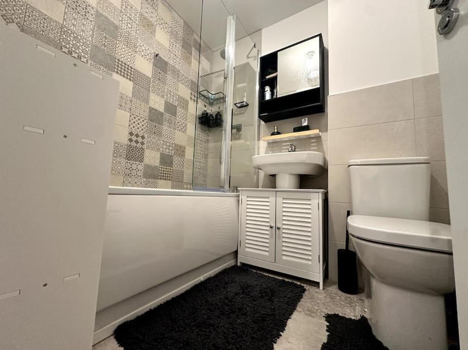 One-Bedroom Apartment - Non-Smoking photo 2