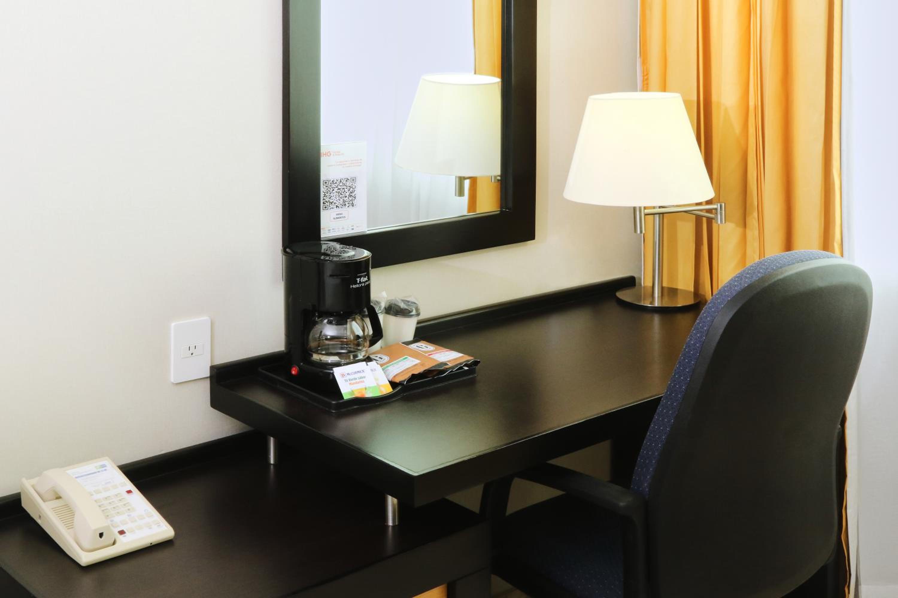 Queen Suite with Two Queen Beds photo 1