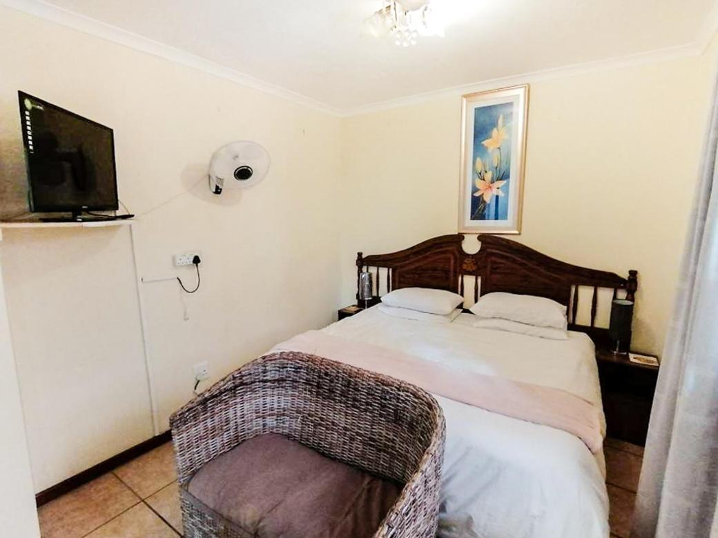 Double Room With Private Bathroom photo 3