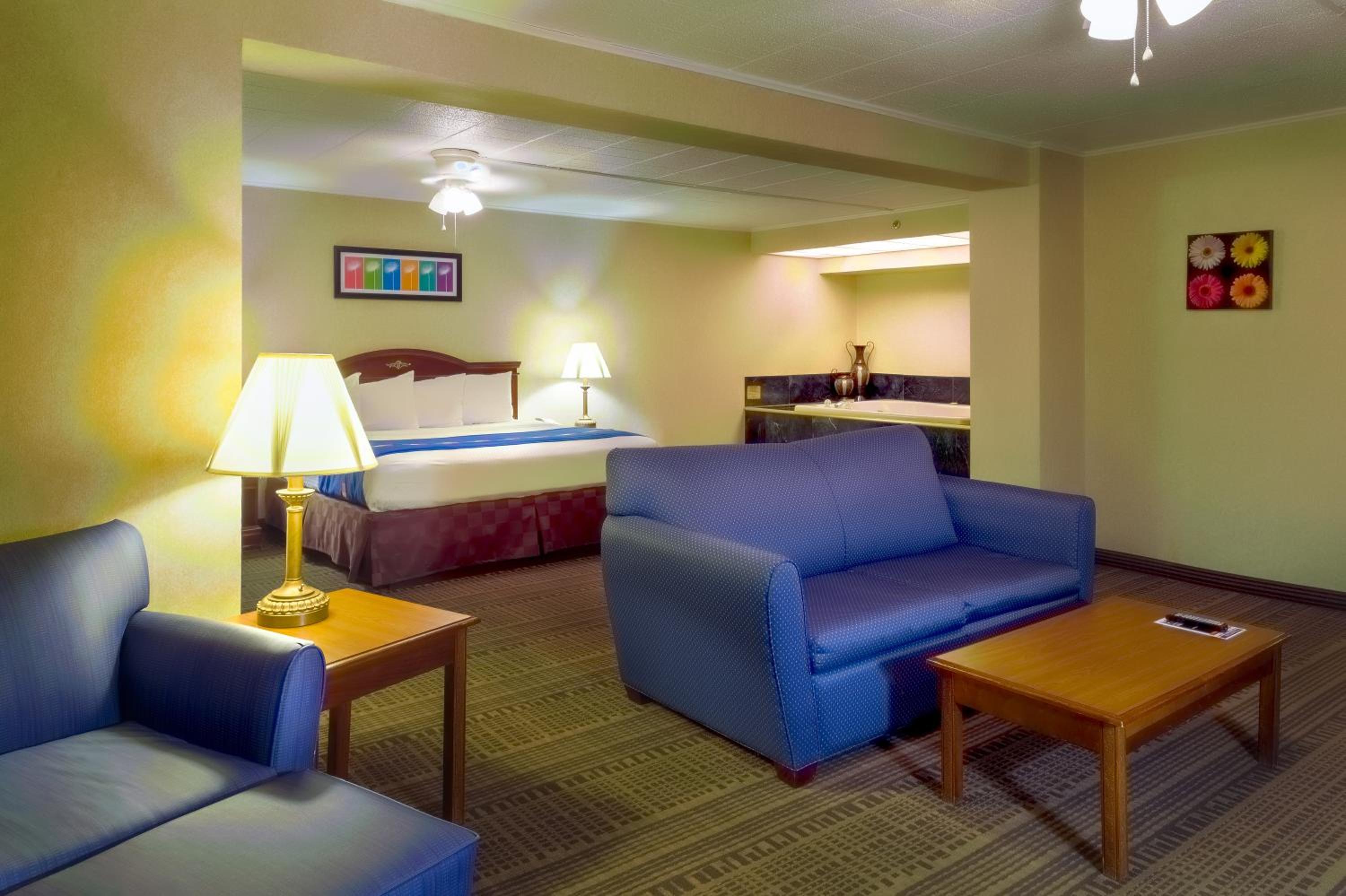King Suite with Whirlpool photo 2