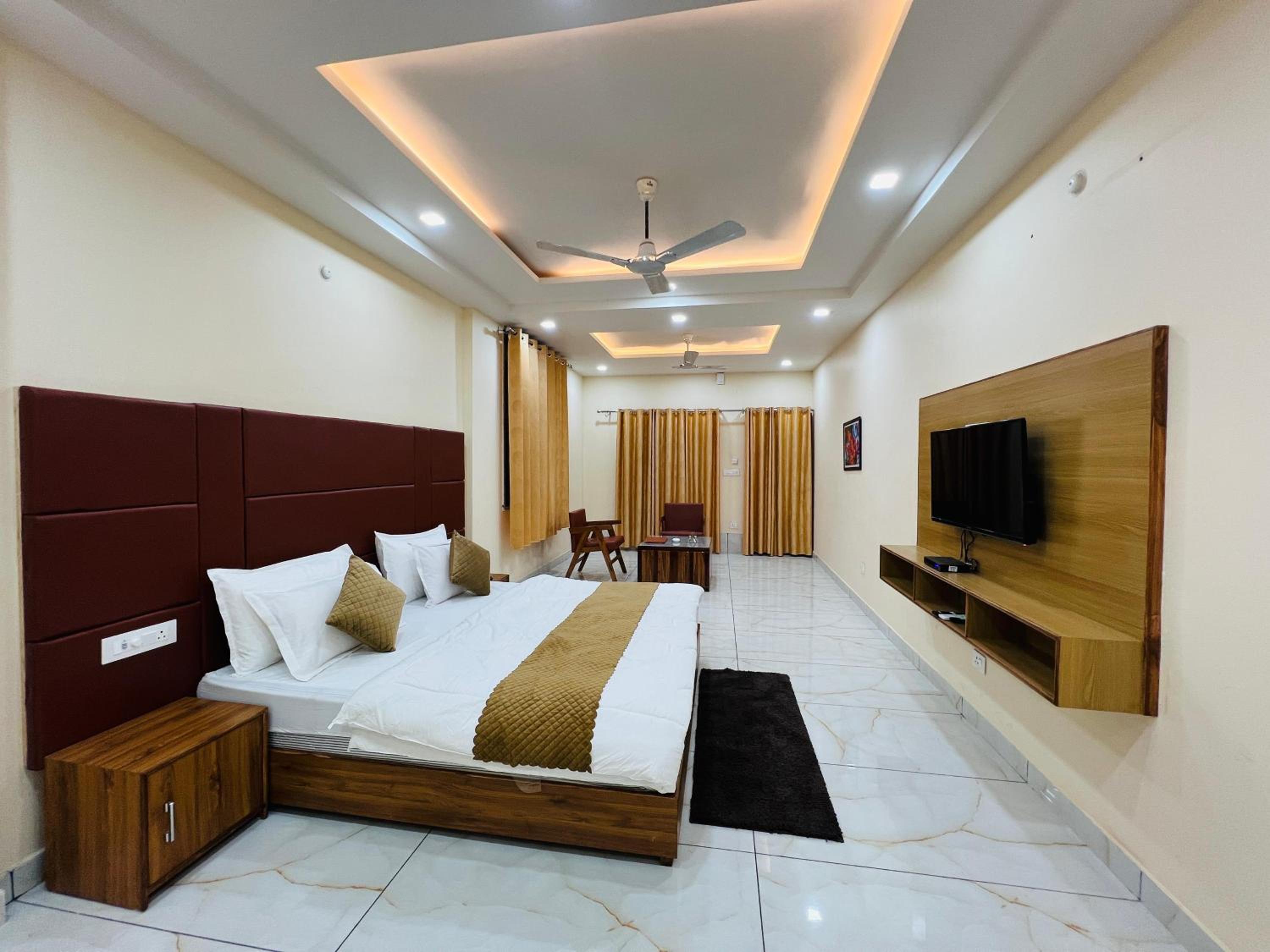 Deluxe King Room photo 1