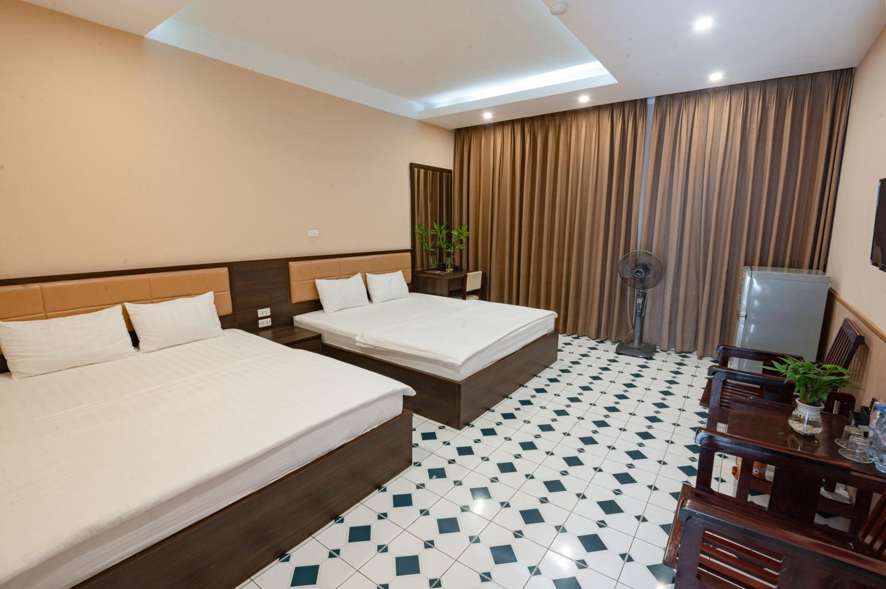 Standard Queen Room with Two Queen Beds photo 2