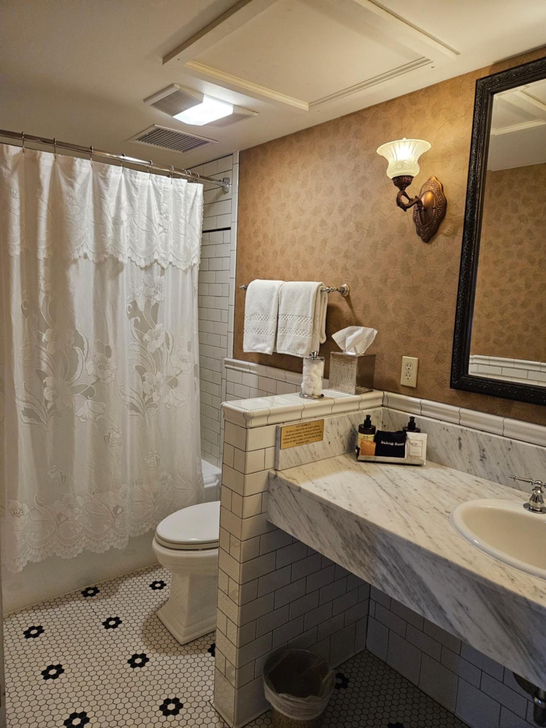 Standard King Room photo 2