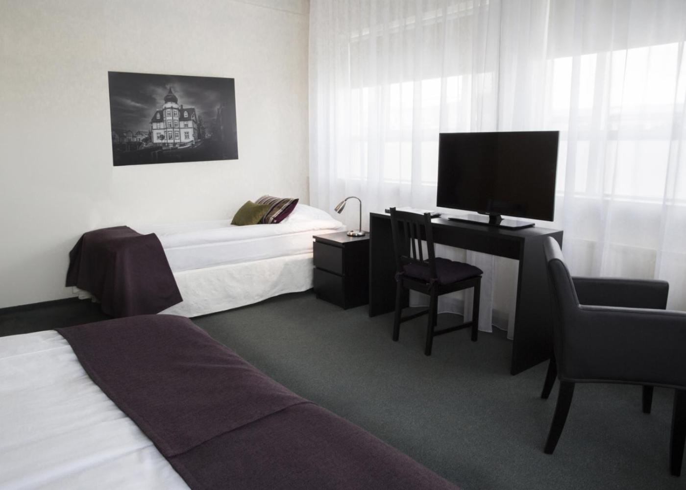 Economy Triple Room photo 2