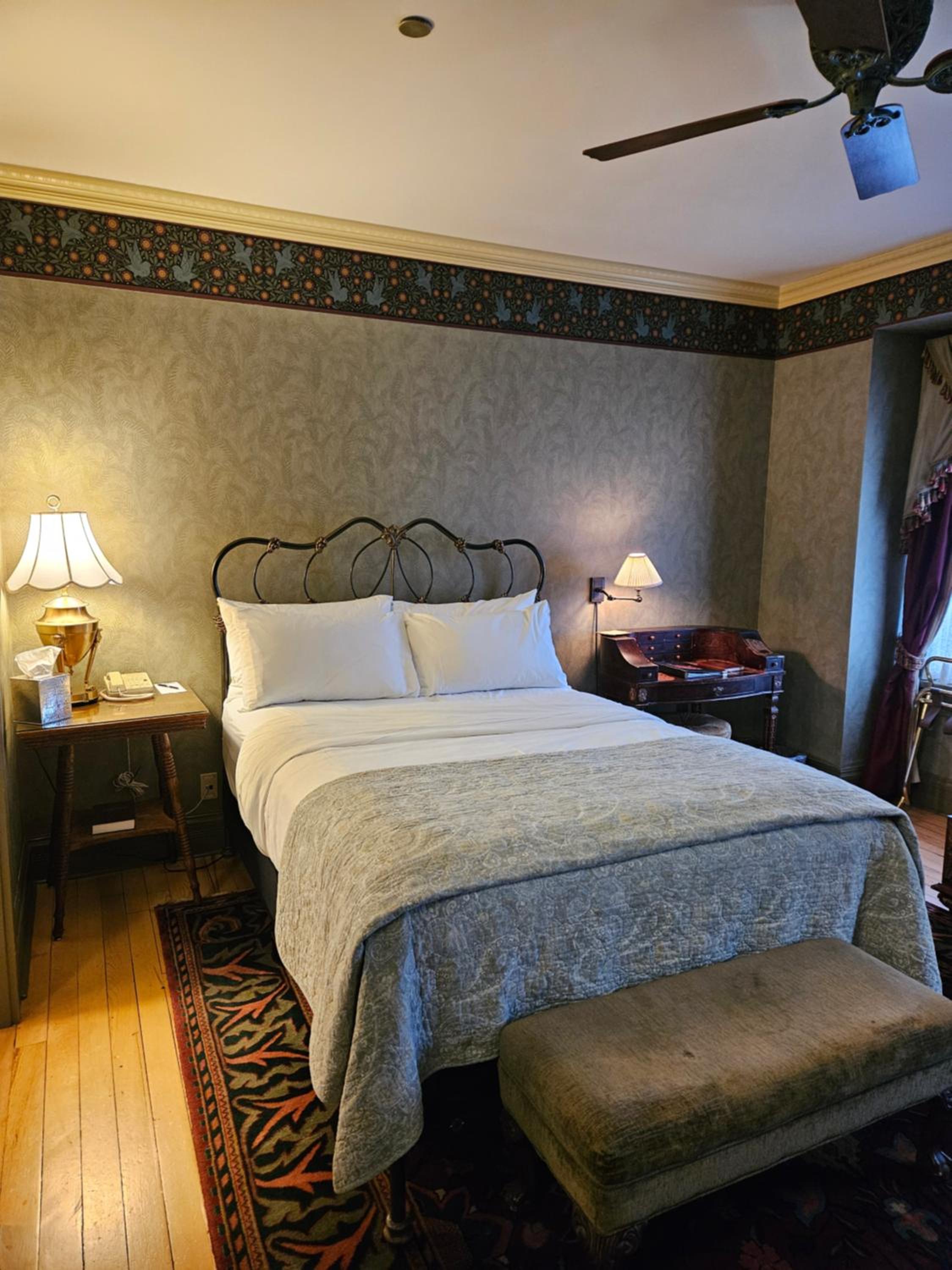 Queen Deluxe Room