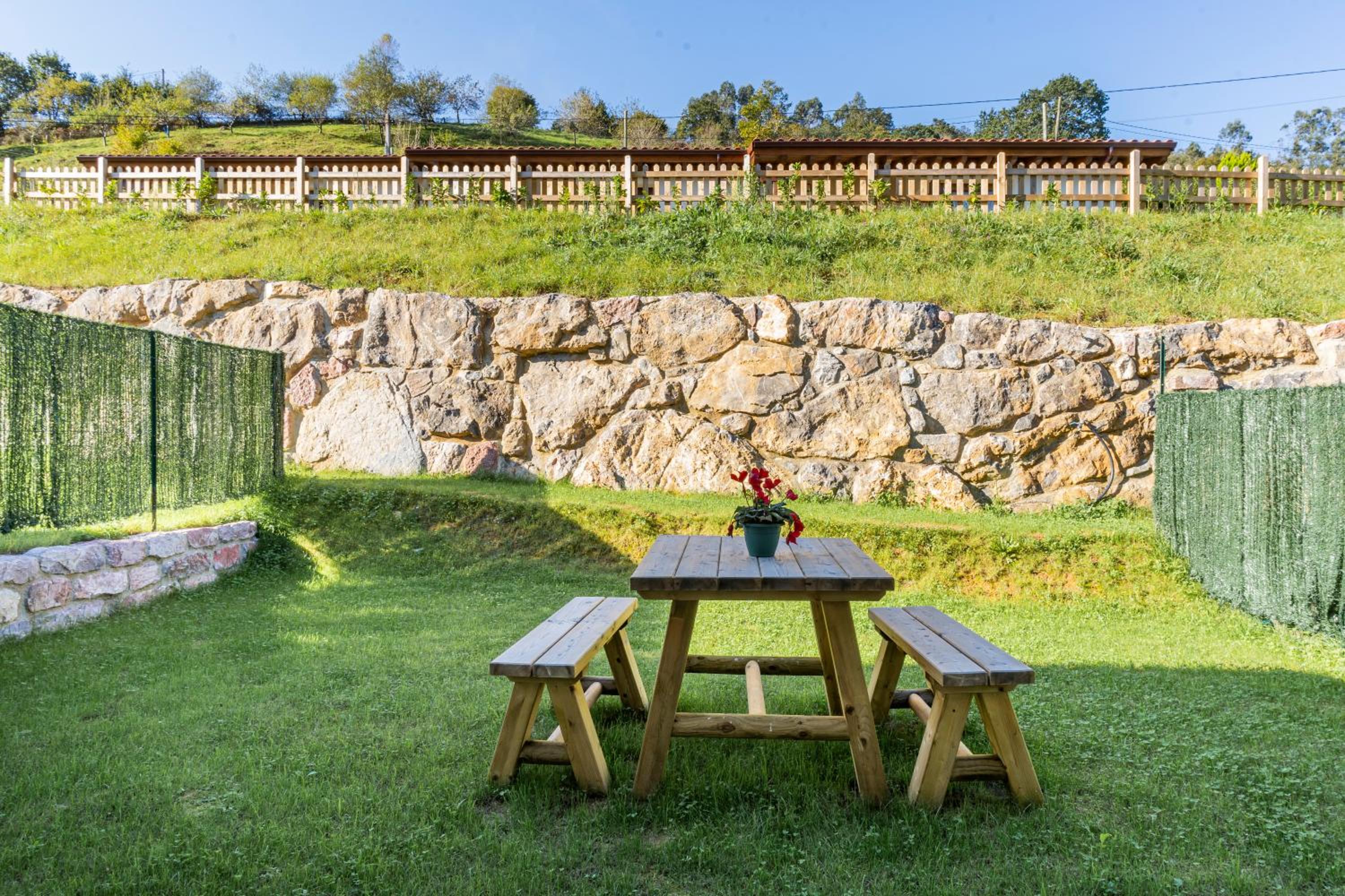 One-Bedroom Apartment with Garden photo 2